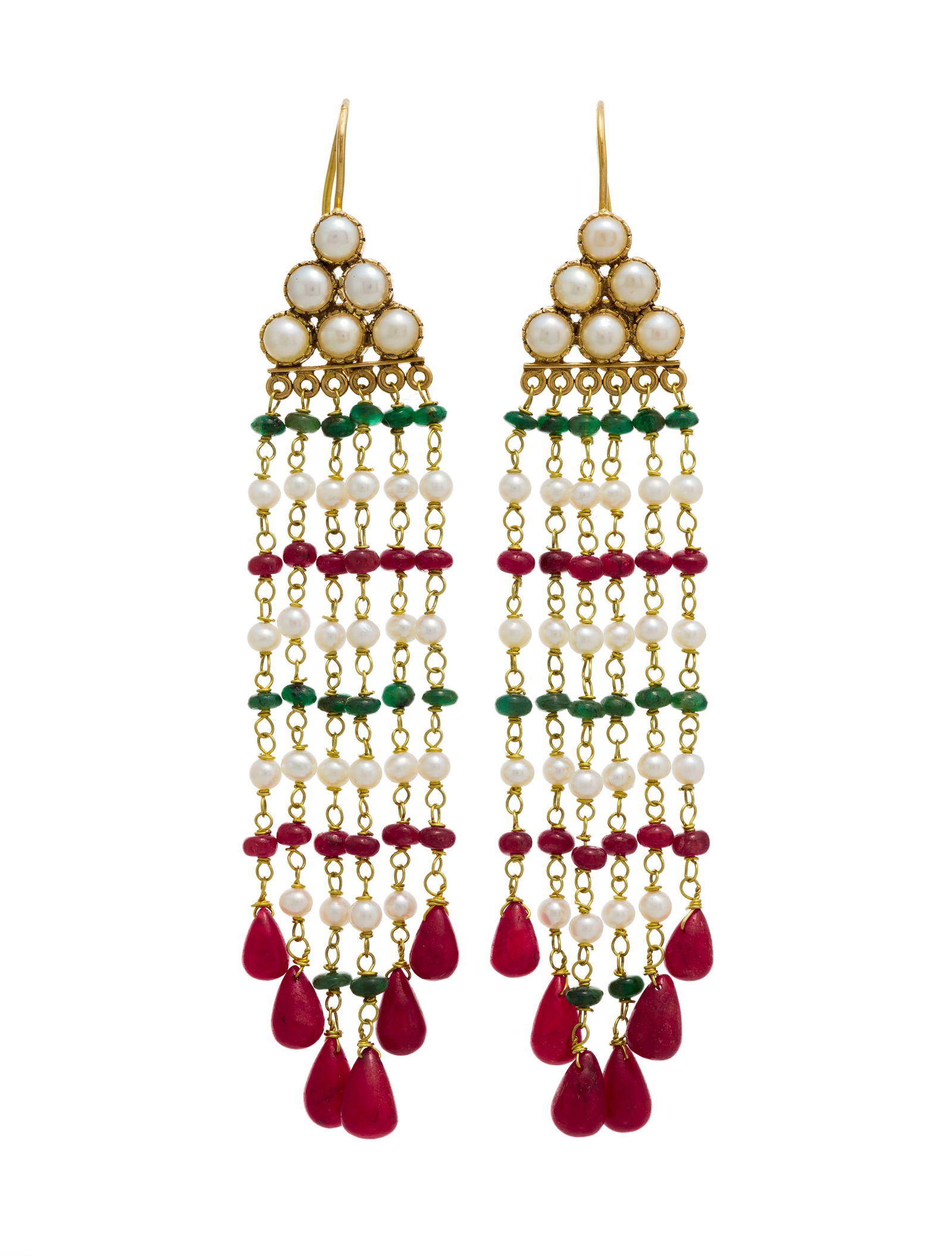 Paire de pendants d'oreilles, Inde, XXe ou XXIe s., en or 585 à pampilles ornés de perles : Paire de pendants d'oreilles, Inde, XXe ou XXIe s., en or 585 à pampilles ornés de perles et demi perles de culture ainsi que de billes et gouttes de rubis et émeraudes, h. 8.3 cm,