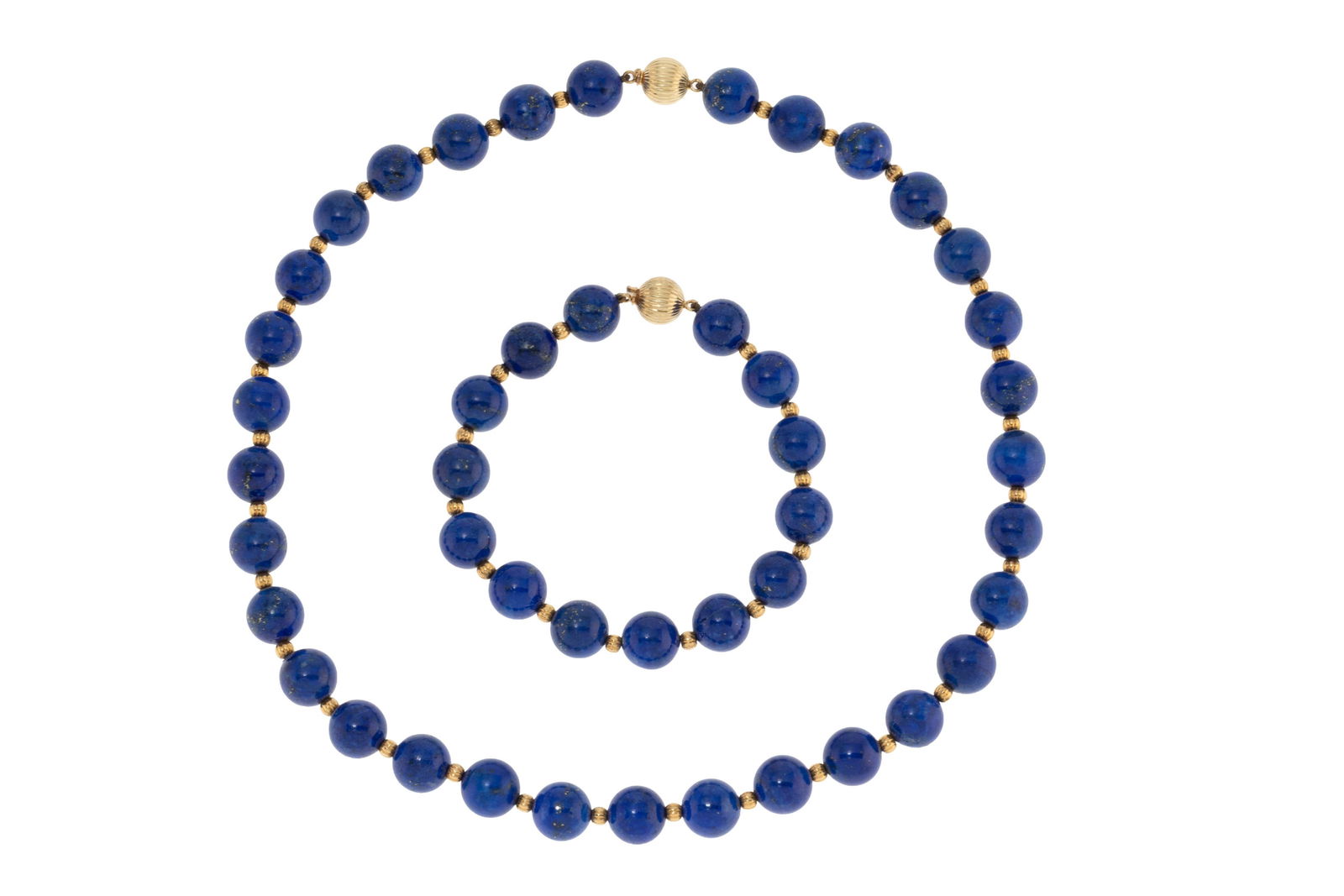 Ensemble composé d'un collier et d'un bracelet composés de billes de lapis-lazuli altern&#: Ensemble composé d'un collier et d'un bracelet composés de billes de lapis-lazuli alternés d'éléments en or 750, long. 41 et 18.5 cm ConditionBon état de conservation