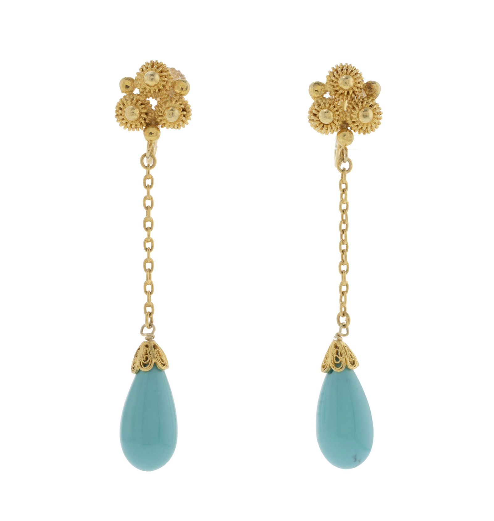 Paire de pendants d'oreilles en vermeil granulé et filigrané retenant des gouttes de turqu: Paire de pendants d'oreilles en vermeil granulé et filigrané retenant des gouttes de turquoise, h. 5 cm ConditionBon état de conservation général. Présence de rayures et