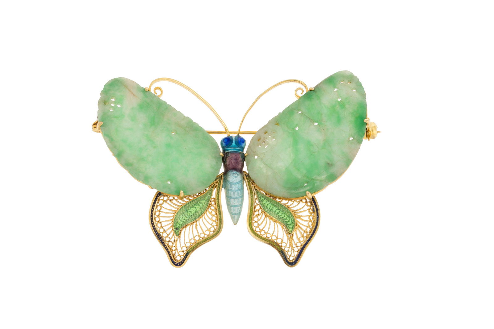 Broche papillon or 585 filigrané et émail polychrome, les ailes serties de plaques de jad&: Broche papillon or 585 filigrané et émail polychrome, les ailes serties de plaques de jadéite gravée, 5.6x4.0 cm, 10g ConditionBon état de conservation général.