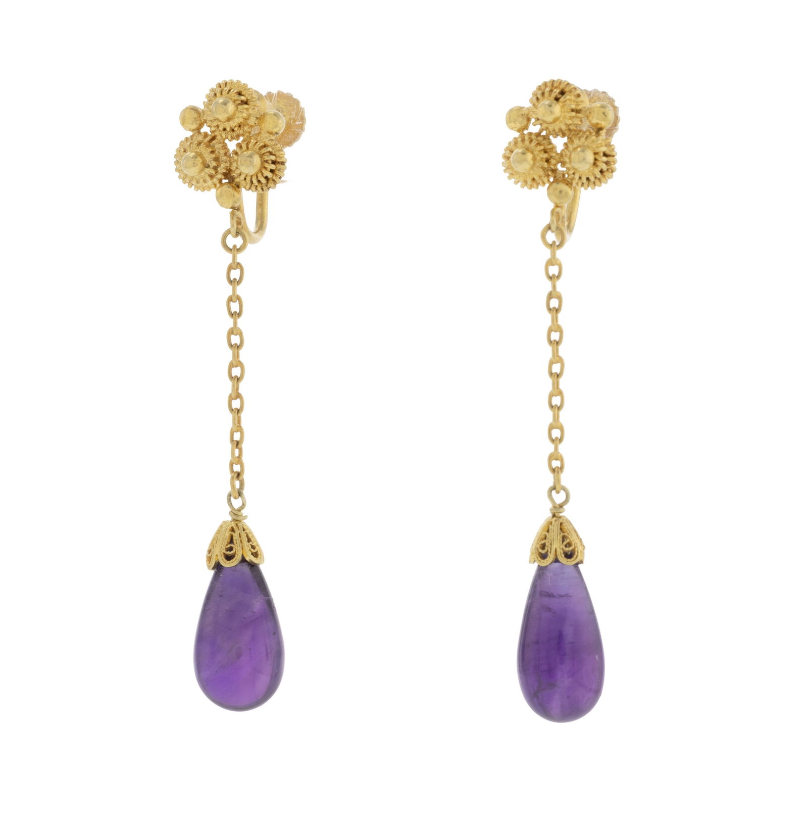 Paire de pendants d'oreilles en vermeil granulé et filigrané retenant des gouttes d'am: Paire de pendants d'oreilles en vermeil granulé et filigrané retenant des gouttes d'améthystes, h. 5 cm ConditionBon état de conservation général. Présence de