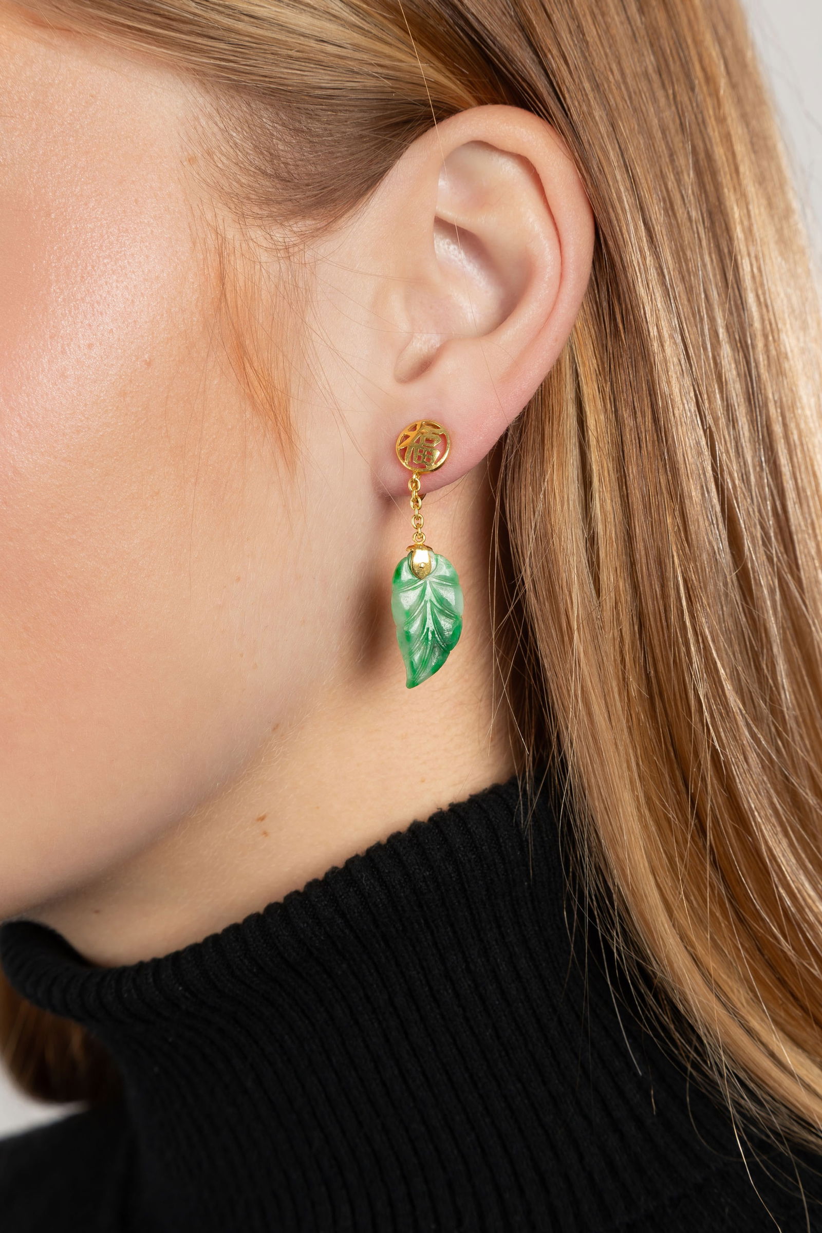 Paire de pendants d'oreilles or 585 ajouré du caractère Fu (bonheur) retenant des feuilles - 4