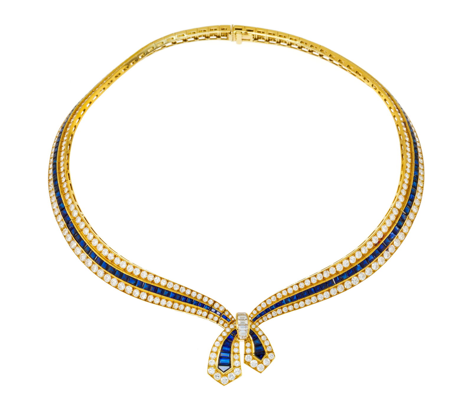 Van Cleef & Arpels, collier or 750 formé d'une ligne de saphirs calibrés épaulée: Van Cleef & Arpels, collier or 750 formé d'une ligne de saphirs calibrés épaulée de diamants taille brillant, noué au centre par une agrafe sertie de diamants taille bague