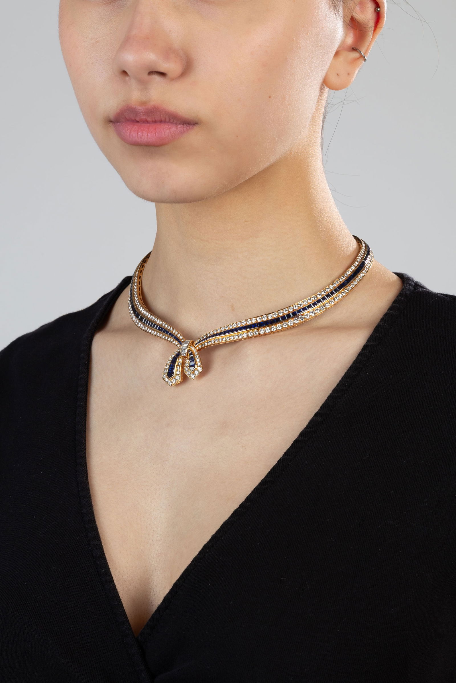 Van Cleef & Arpels, collier or 750 formé d'une ligne de saphirs calibrés épaulée - 7