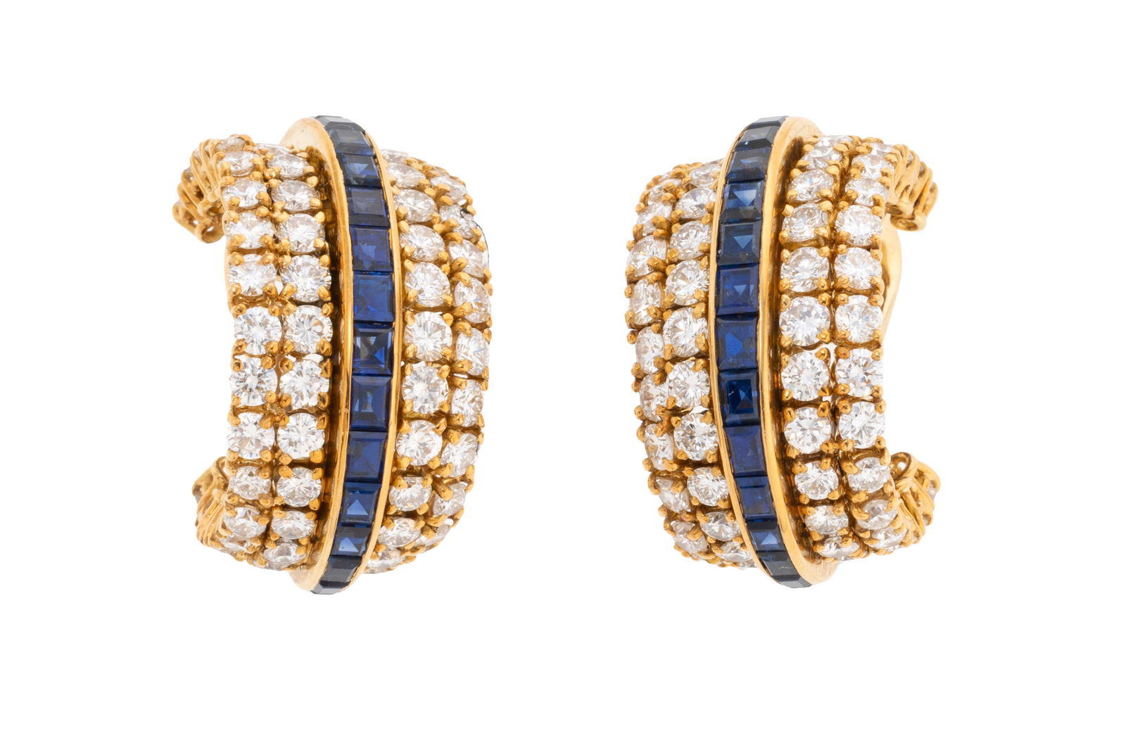 Van Cleef & Arpels, paire de clips d'oreilles or 750 sertie de lignes de saphirs rectangulaires et d: Van Cleef & Arpels, paire de clips d'oreilles or 750 sertie de lignes de saphirs rectangulaires et de diamants taille brillant, signés, numérotés 131908SA, h. 2.4 cm, 21g Condition