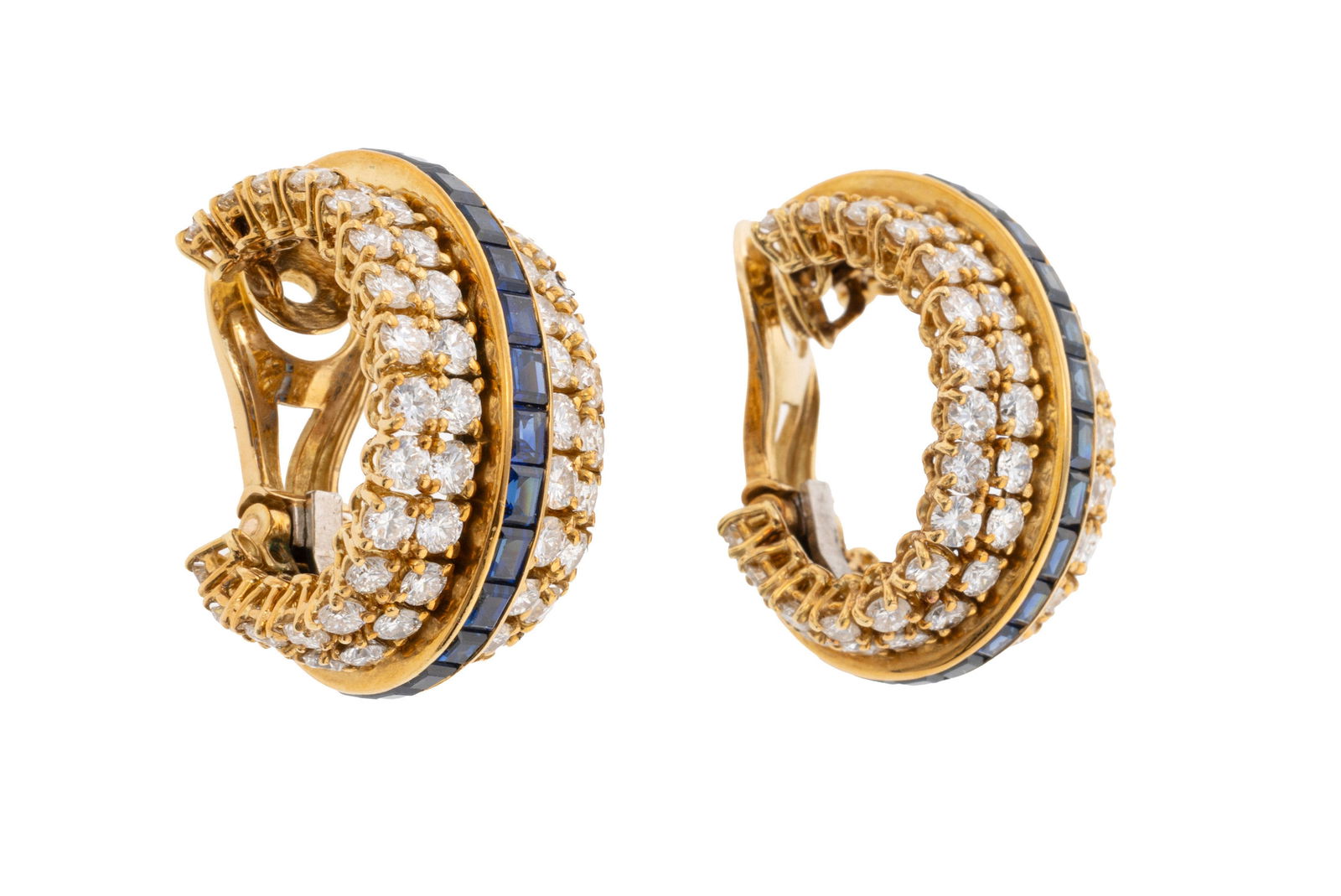 Van Cleef & Arpels, paire de clips d'oreilles or 750 sertie de lignes de saphirs rectangulaires et d - 2