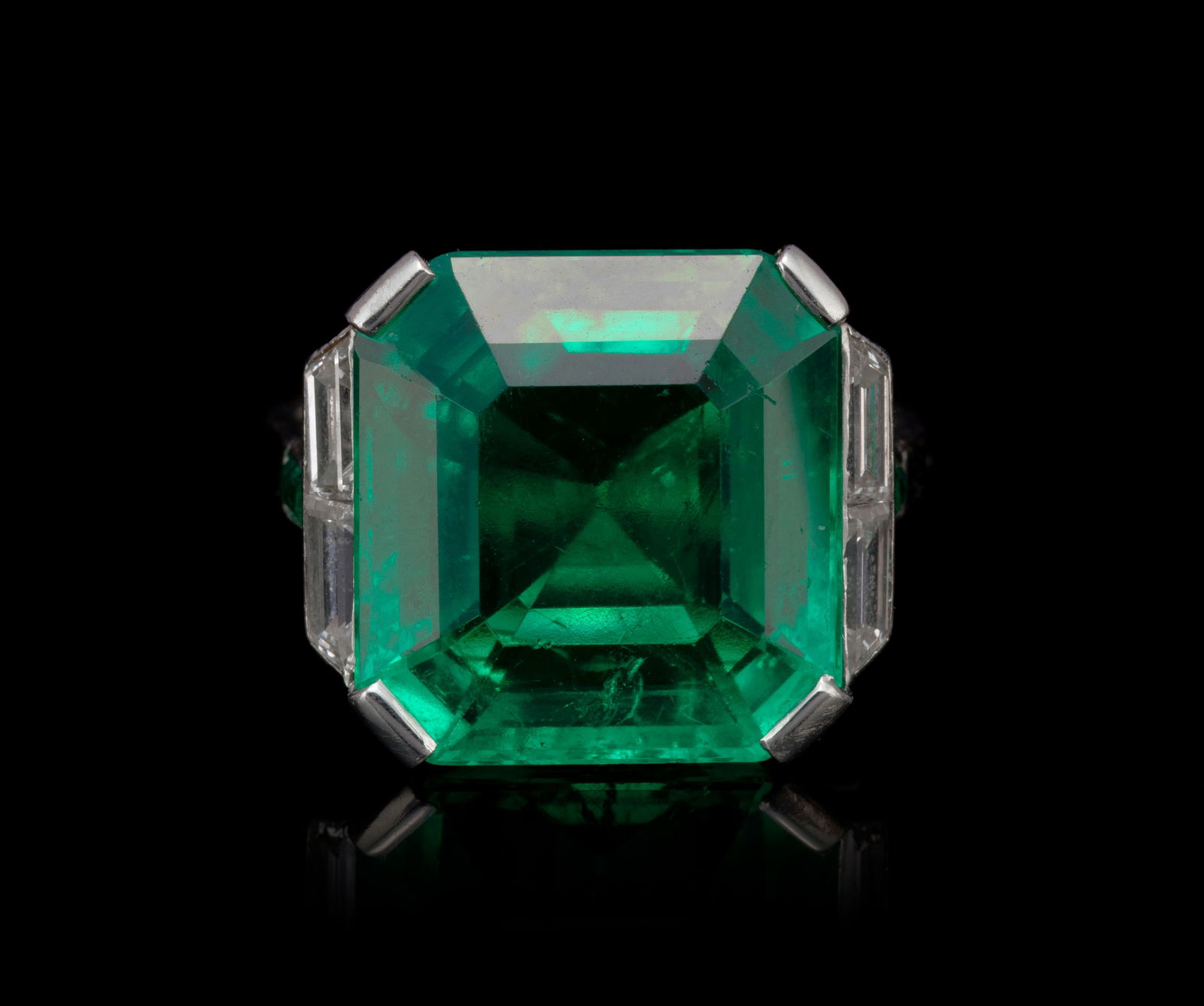 Bague platine sertie d'une émeraude octogonale de 9.568 carats de Colombie, traitement modé: Bague platine sertie d'une émeraude octogonale de 9.568 carats de Colombie, traitement modéré à l'huile selon le rapport SSEF n°152217 daté du 19/02/2026,