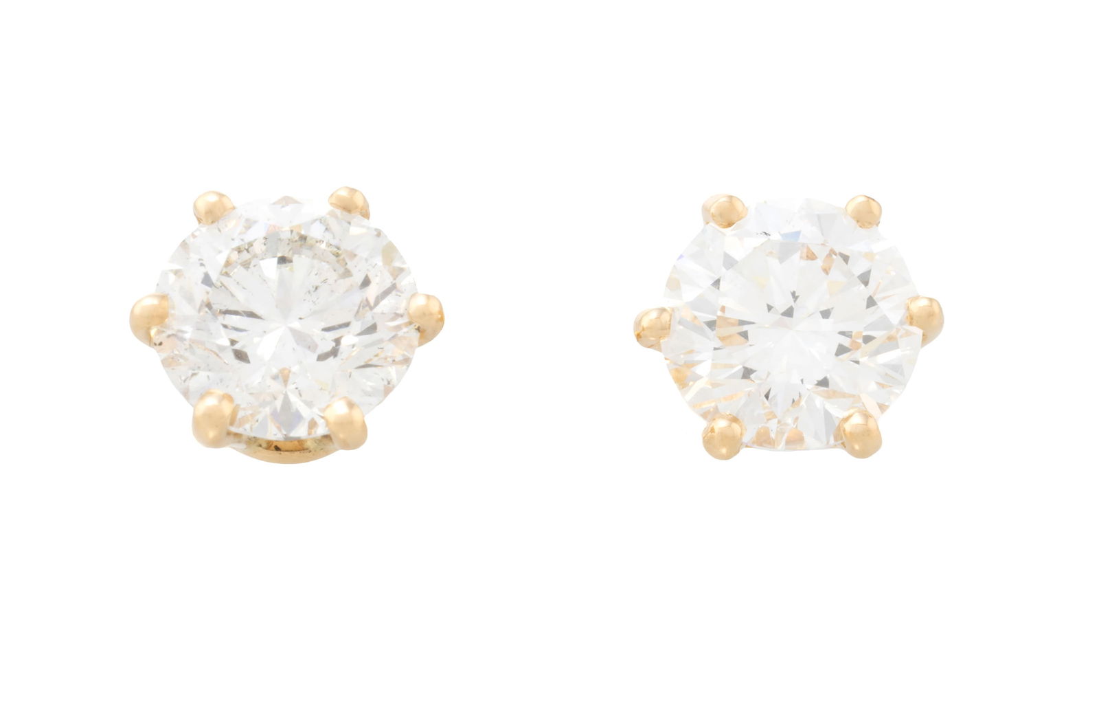 Paire de clous d'oreilles or 750 sertis de deux diamants taille brillant de 2.01 carats chacun, l'un: Paire de clous d'oreilles or 750 sertis de deux diamants taille brillant de 2.01 carats chacun, l'un accompagné d'un rapport HRD stipulant que la pureté est Si2 et la couleur H ConditionBon