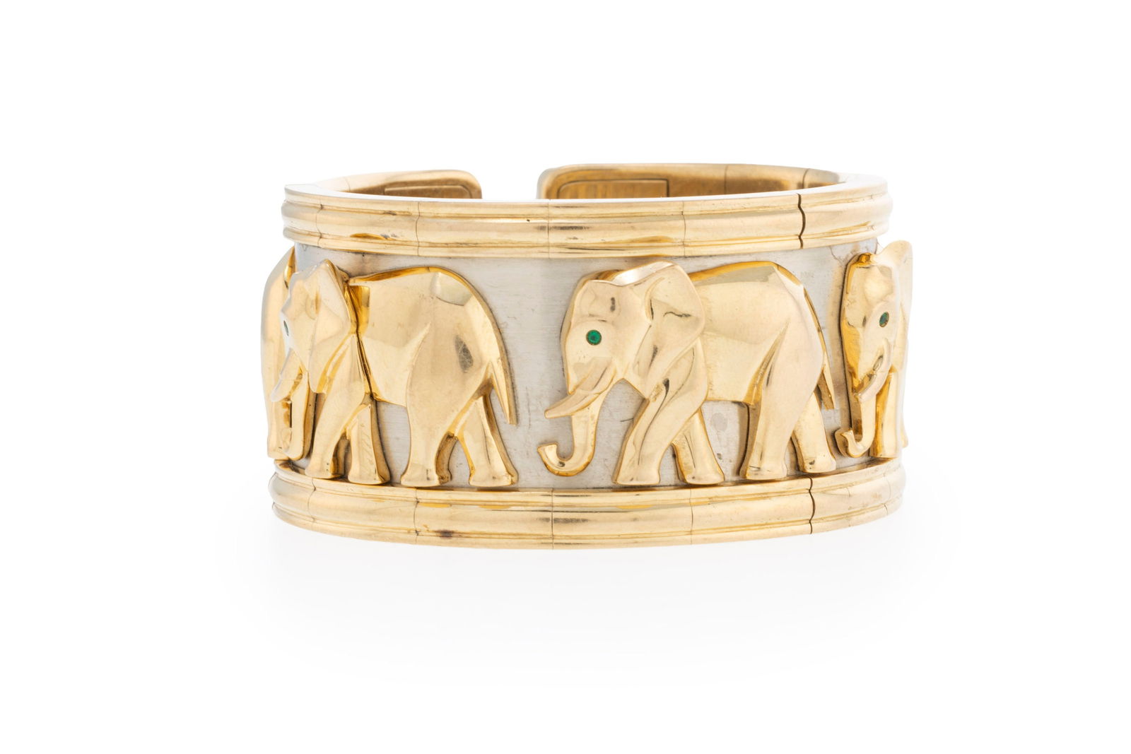 Cartier, bracelet manchette 2 ors 750 orné d'une file d'éléphants, les yeux sertis d': Cartier, bracelet manchette 2 ors 750 orné d'une file d'éléphants, les yeux sertis d'émeraudes rondes, signé, numéroté 665071, circ. 15 cm, 163g Condition Bon é