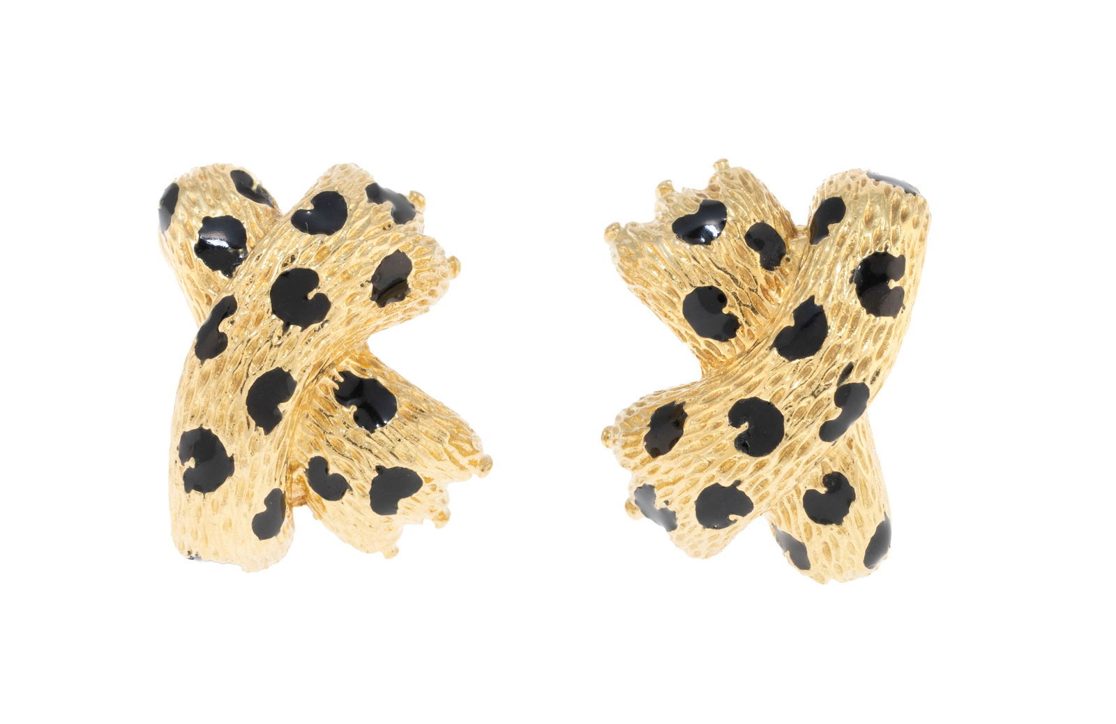 Fred, Léopard, paire de clips d'oreilles figurant des pattes de fauve croisées en or 750 o: Fred, Léopard, paire de clips d'oreilles figurant des pattes de fauve croisées en or 750 ornés de points d'émail noir stylisant le pelage, signés, h. 1.8 cm, 12g ConditionBon