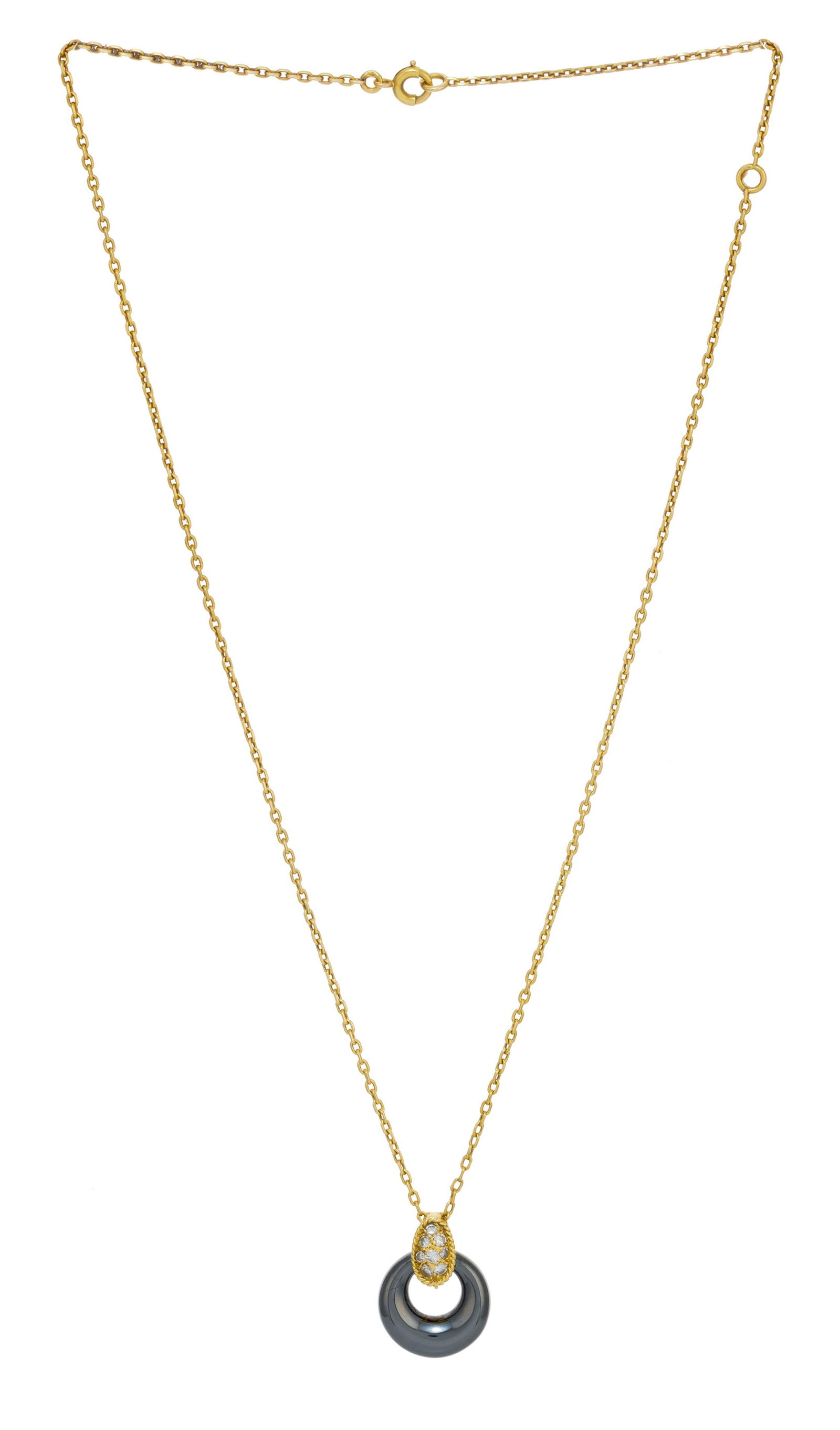 Van Cleef & Arpels, pendentif or 750 serti de diamants taille brillant et ses 6 anneaux interchangea: Van Cleef & Arpels, pendentif or 750 serti de diamants taille brillant et ses 6 anneaux interchangeables en hématite, chrysoprase, or 750 perlé, onyx, corail orangé et blanc, sur