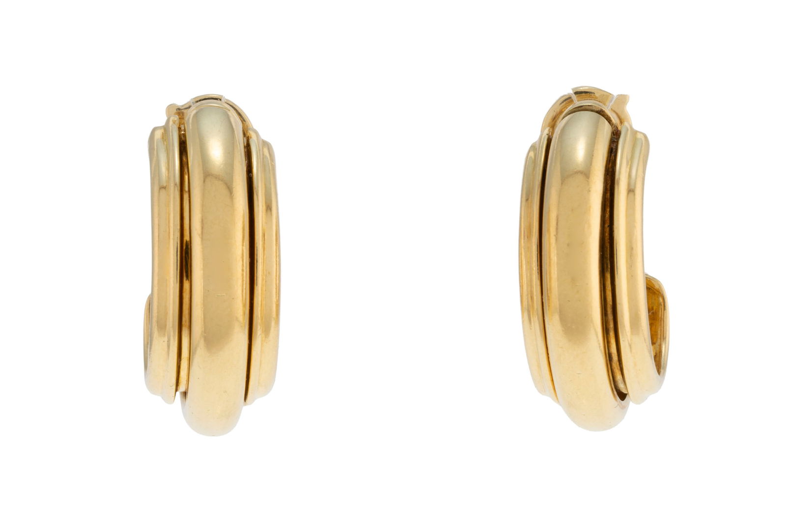 Piaget, Possession, paire de boucles d'oreilles or 750 formées d'une bande centrale lég (1 of 4)