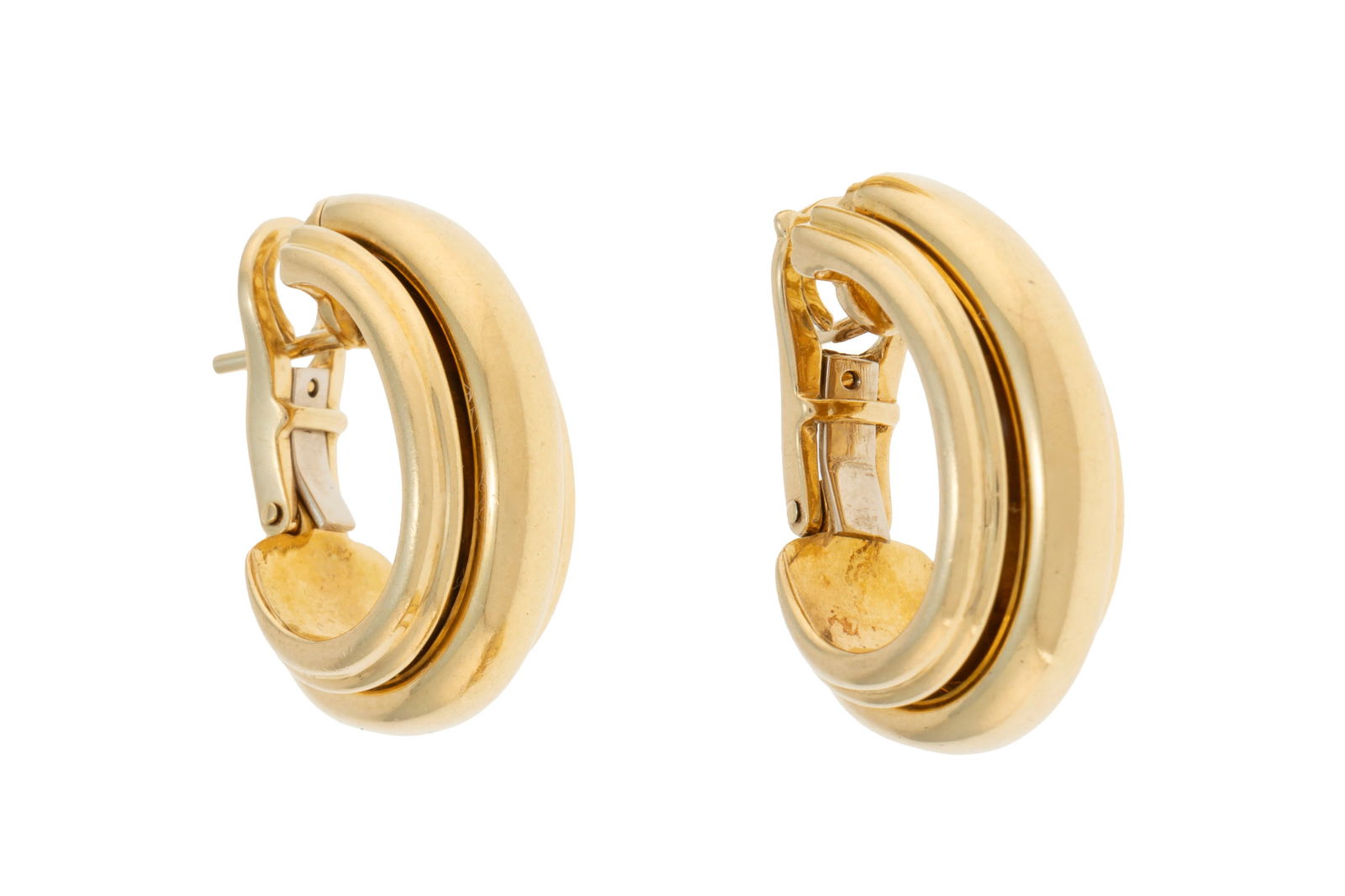 Piaget, Possession, paire de boucles d'oreilles or 750 formées d'une bande centrale lég - 2