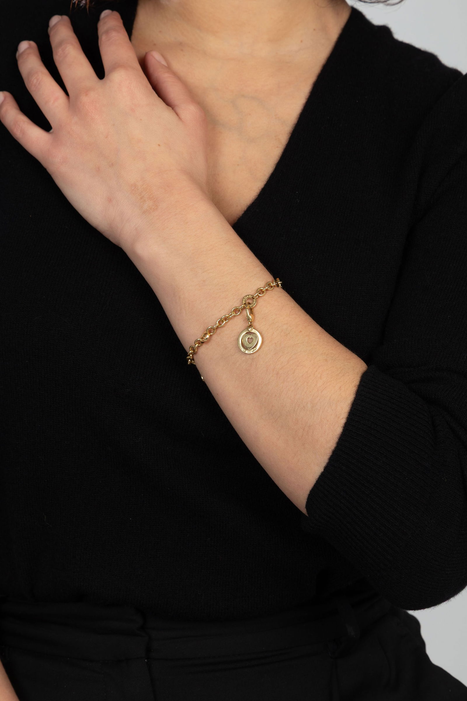 Bulgari, bracelet et charm or 750 à maille forçat et maillons circulaires gravés, sig - 4