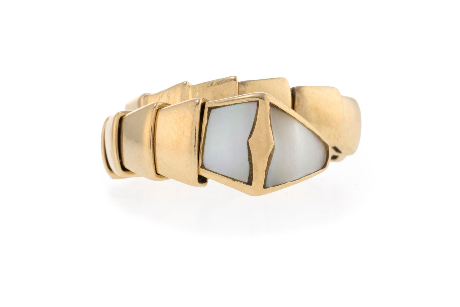 Bulgari, Serpenti, bague or 750 stylisant un serpent s'enroulant autour du doigt orné de deux p: Bulgari, Serpenti, bague or 750 stylisant un serpent s'enroulant autour du doigt orné de deux plaques de nacre, signée, doigt environ 54-14 ConditionBon état général.