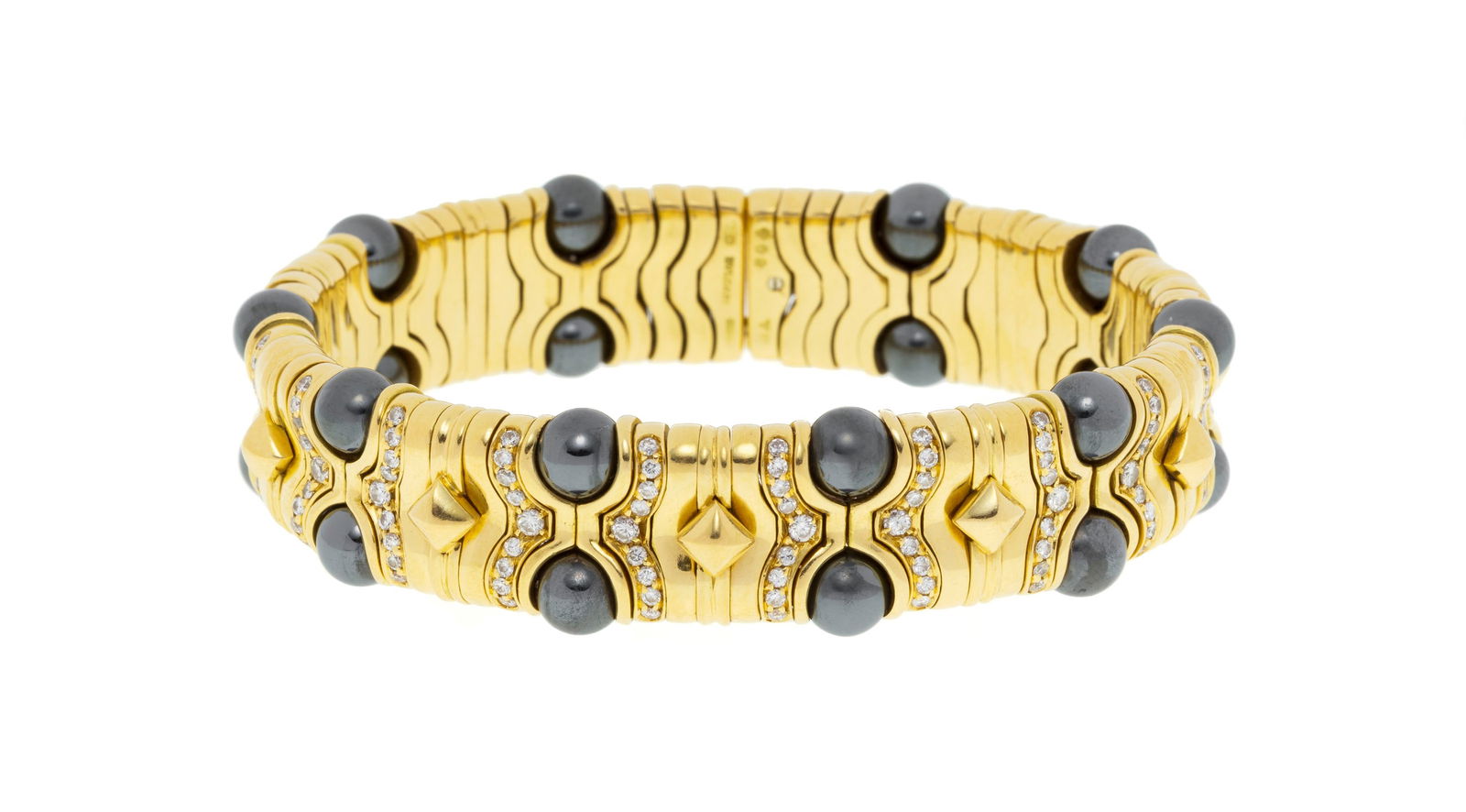 Bulgari, bracelet semi rigide or 750 serti de diamants et de billes d'hématite, âme en aci: Bulgari, bracelet semi rigide or 750 serti de diamants et de billes d'hématite, âme en acier, signé, circ. 15.5 cm, 79g ConditionBon état de conservation général.