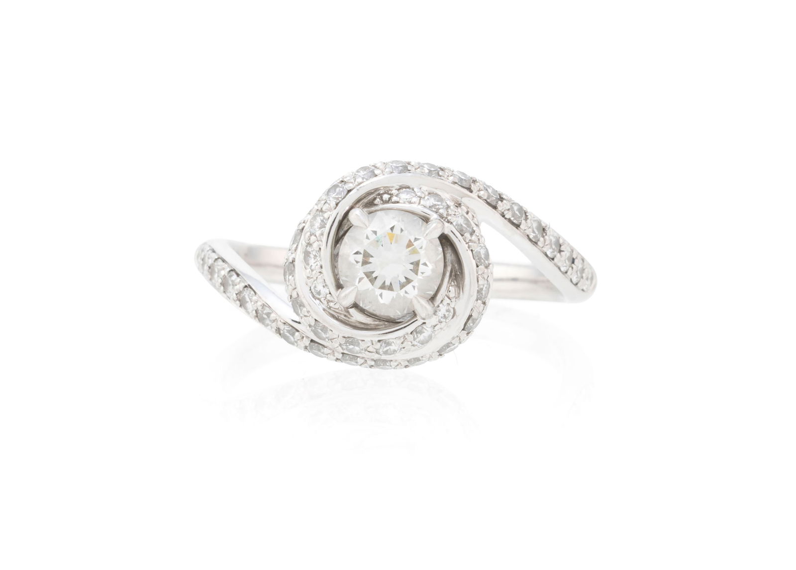 Cartier, Trinity, bague platine sertie de diamants taille brillant dont un plus important au centre : Cartier, Trinity, bague platine sertie de diamants taille brillant dont un plus important au centre (0.52 ct), signée, numérotée ABE100, doigt 52-12 ConditionMonture: Bon état de