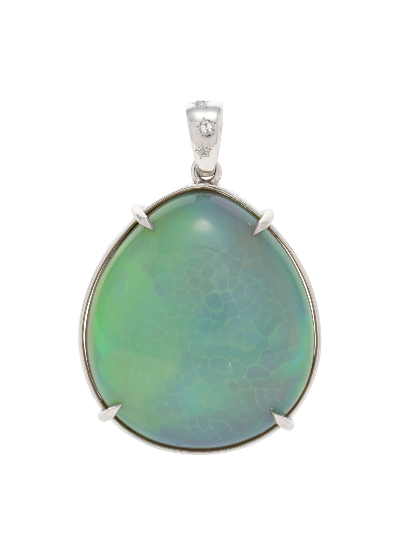 Pendentif réversible or gris 750 serti d'une opale piriforme opposée à un él: Pendentif réversible or gris 750 serti d'une opale piriforme opposée à un élément en ébène ponctué de petits diamants taille 8/8 à la manière d'un