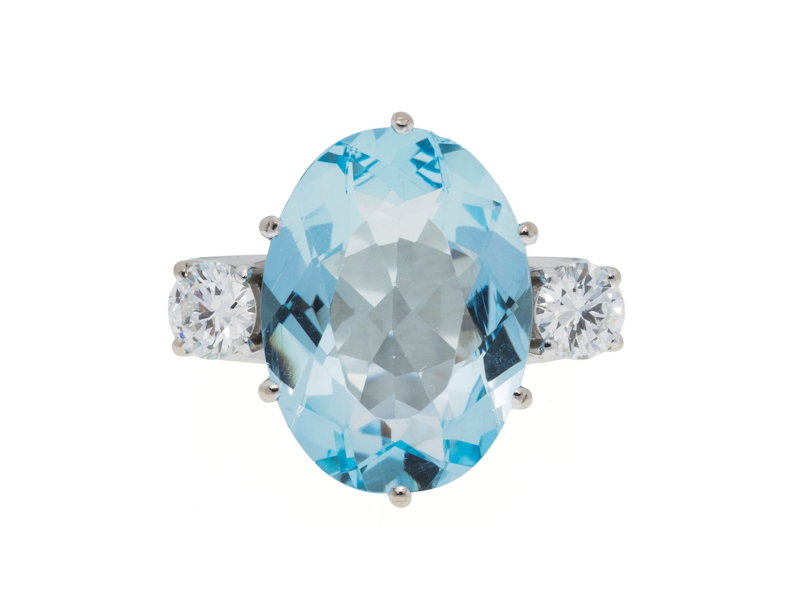 Bague or gris 750 sertie d'une aigue-marine ovale épaulée de deux diamants taille brillant: Bague or gris 750 sertie d'une aigue-marine ovale épaulée de deux diamants taille brillant, doigt 54-14, 6g ConditionMonture: Bon état de conservation général. Présence