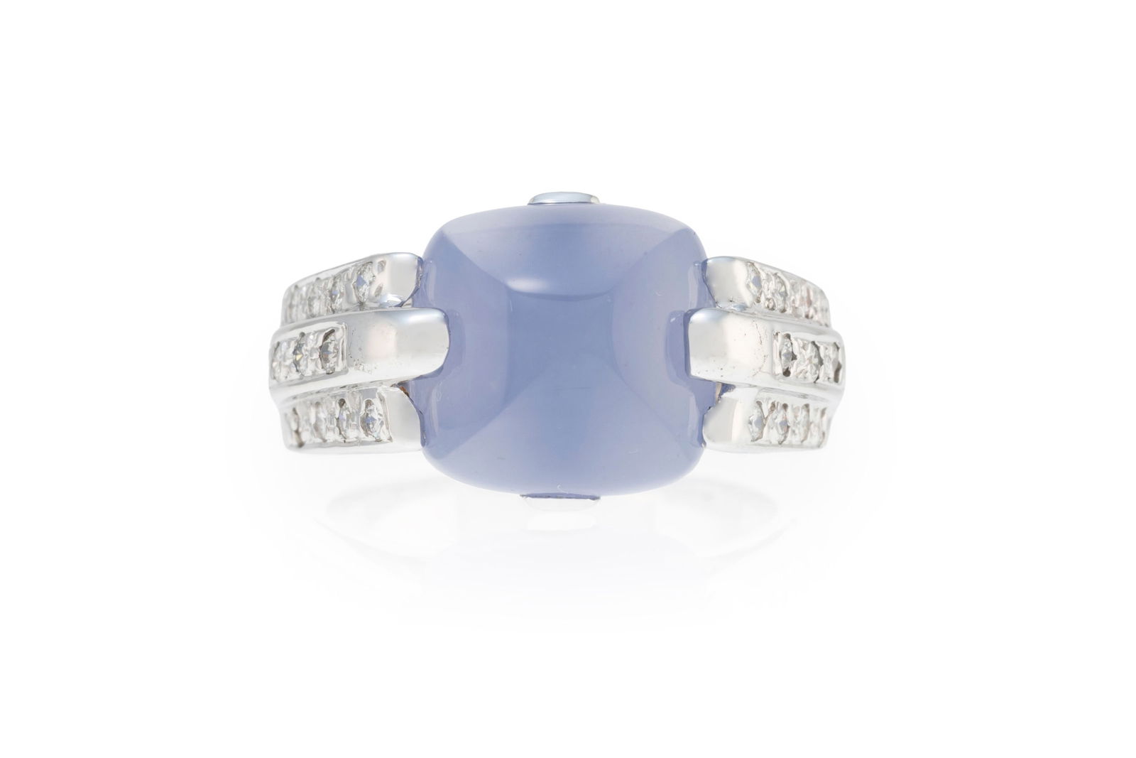 Bague or gris 750 sertie d'une calcédoine bleue taillée en pain de sucre épaulée: Bague or gris 750 sertie d'une calcédoine bleue taillée en pain de sucre épaulée de diamants taille brillant, doigt 52-12, 10g ConditionTrès bon état de conservation