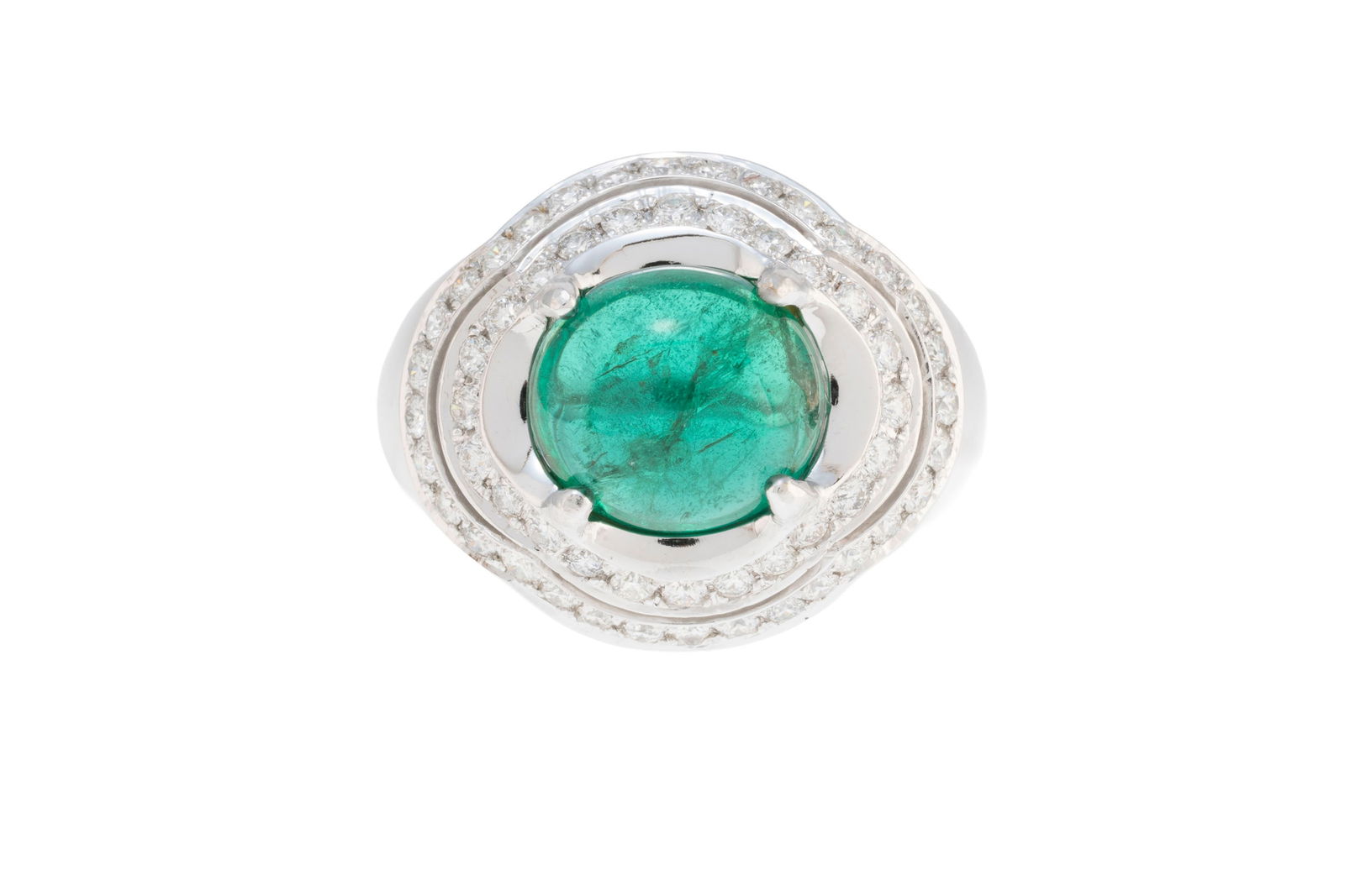 Bague or gris 750 sertie d'un cabochon d'émeraude entouré de deux rangées de diamants: Bague or gris 750 sertie d'un cabochon d'émeraude entouré de deux rangées de diamants taille brillant, doigt 58-18, 12g Condition Très bon état de conservation génér