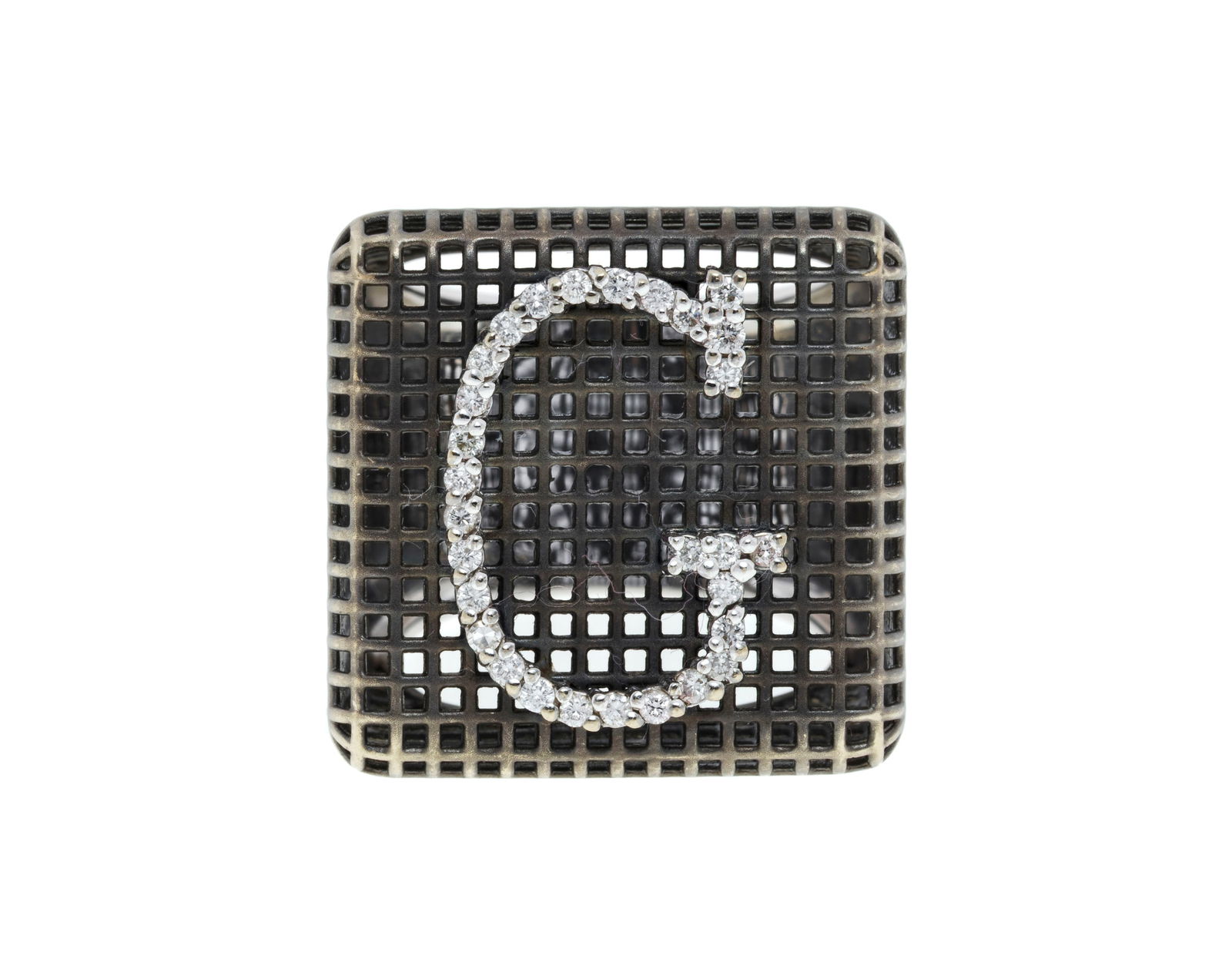 Bague or gris et or noirci 750 ajouré à décor quadrillé ornée de la lettre : Bague or gris et or noirci 750 ajouré à décor quadrillé ornée de la lettre G sertie de diamants taille brillant, doigt 56-16, 16g ConditionBon état de conservation