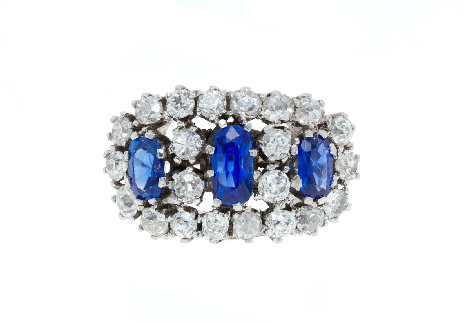 Bague or gris 750 sertie de 3 saphirs ovales entourés de diamants taille 8/8 et ancienne, doigt (1 of 3)