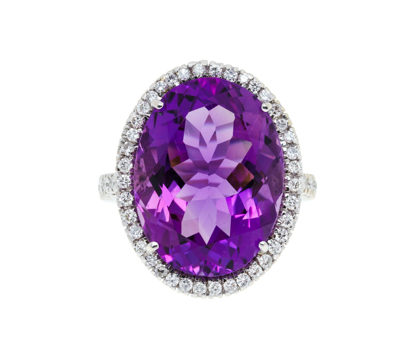 Bague or gris 750 sertie d'une améthyste taille ovale entourée et épaulée de dia (1 of 3)