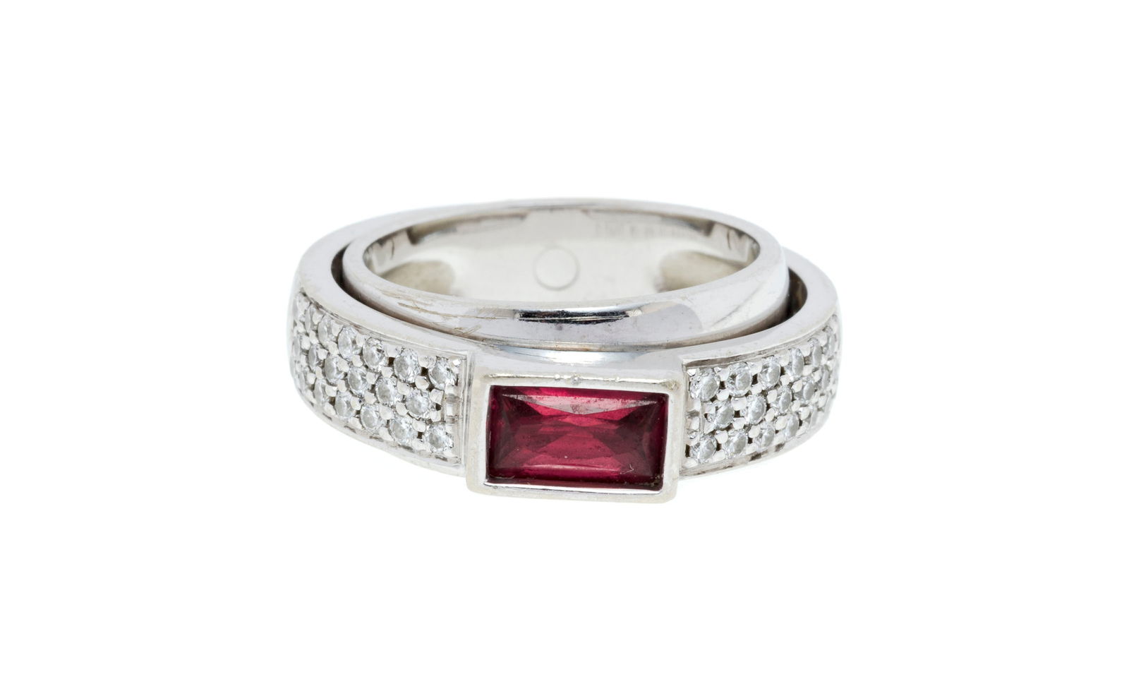 Piaget, bague formée de deux anneaux mobiles dont un serti d'une tourmaline rose rectangulaire : Piaget, bague formée de deux anneaux mobiles dont un serti d'une tourmaline rose rectangulaire épaulée de diamants taille brillant, signée, numérotée B90733, doigt 51-11,