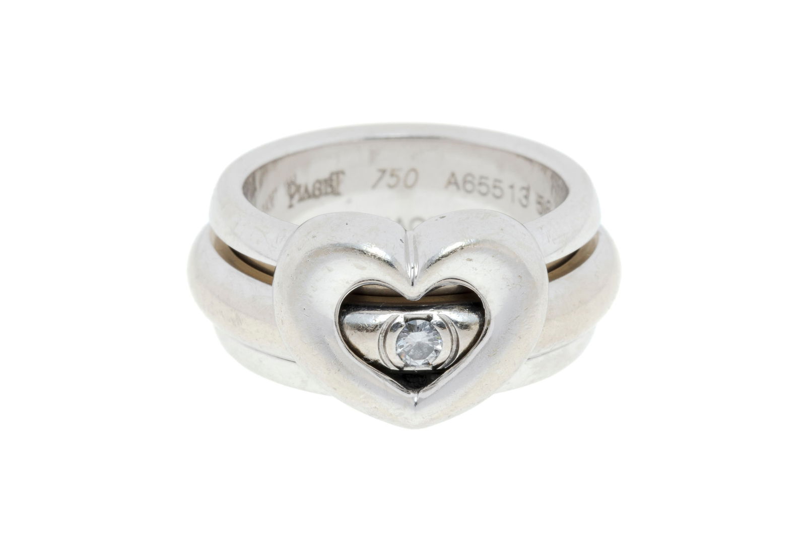 Piaget, Possession, bague cœur or gris 750 formée d'un anneau mobile serti d'un diamant ta: Piaget, Possession, bague cœur or gris 750 formée d'un anneau mobile serti d'un diamant taille brillant, signée, numérotée A65513, doigt 53-13, 19g Condition Etat moyen