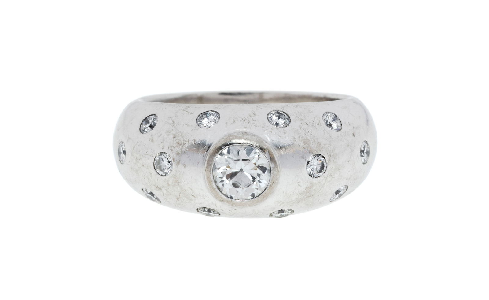 Bague bombée or gris 750 sertie de diamants taille brillant dont un plus important au centre, d: Bague bombée or gris 750 sertie de diamants taille brillant dont un plus important au centre, doigt 57-17, 16g ConditionMonture: Bon état général. Présence de nombreuses