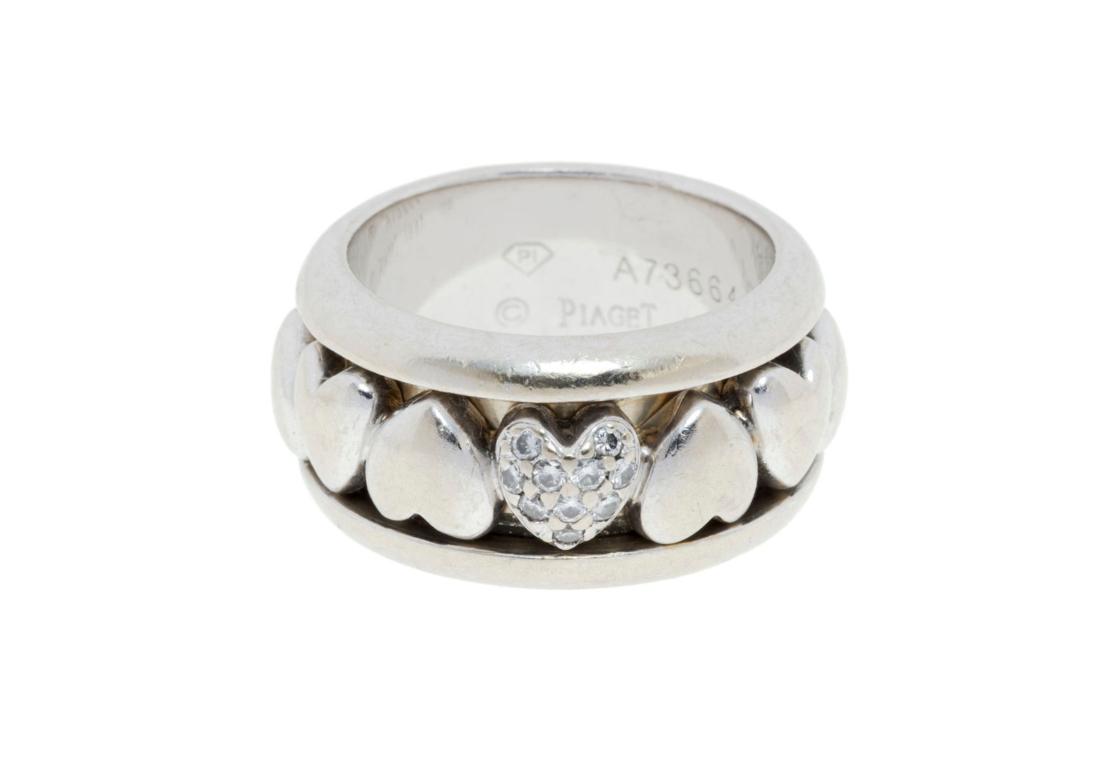 Piaget, Possession, bague or gris 750 ornée d'un anneau mobile formé d'une succession de c: Piaget, Possession, bague or gris 750 ornée d'un anneau mobile formé d'une succession de cœurs dont un serti de diamants taille brillant, signée, numérotée A73664, doigt