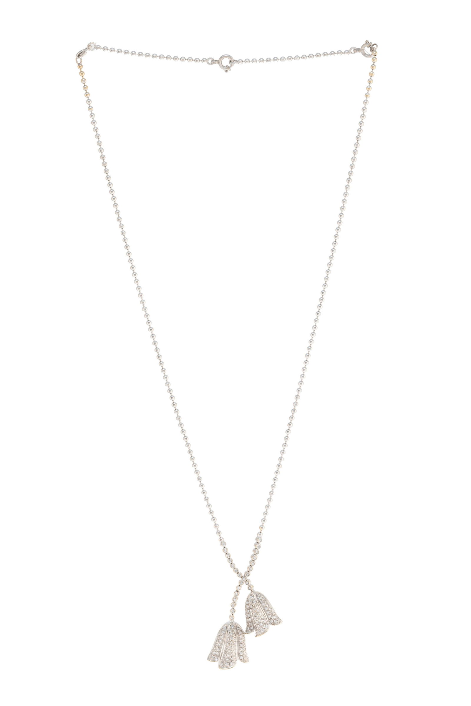 Piaget, collier or gris 750 à mailles sphériques retenant un centre en négligé f: Piaget, collier or gris 750 à mailles sphériques retenant un centre en négligé formé de deux campanules serties de diamants taille brillant, signé, numéroté B17