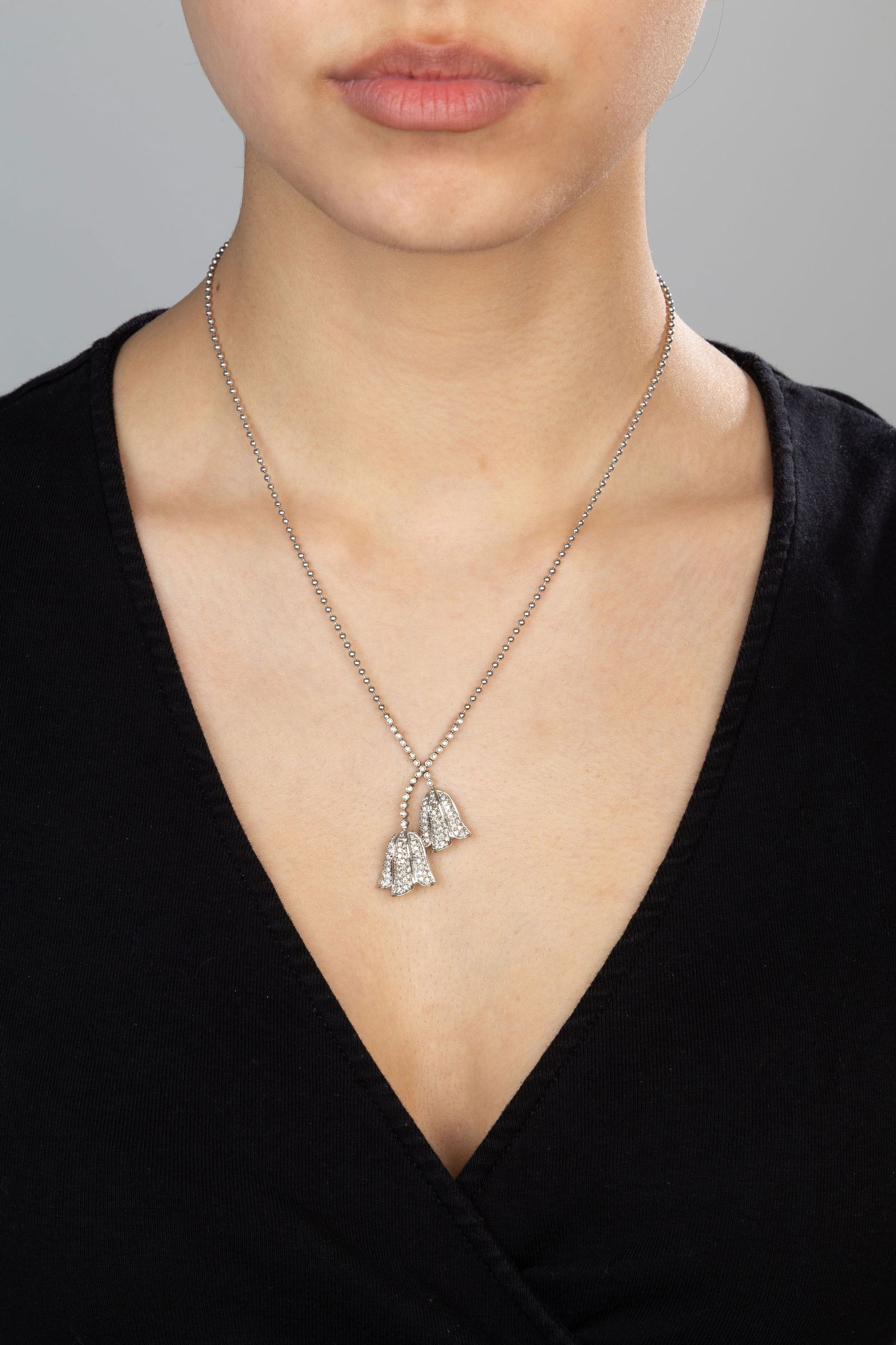 Piaget, collier or gris 750 à mailles sphériques retenant un centre en négligé f - 4