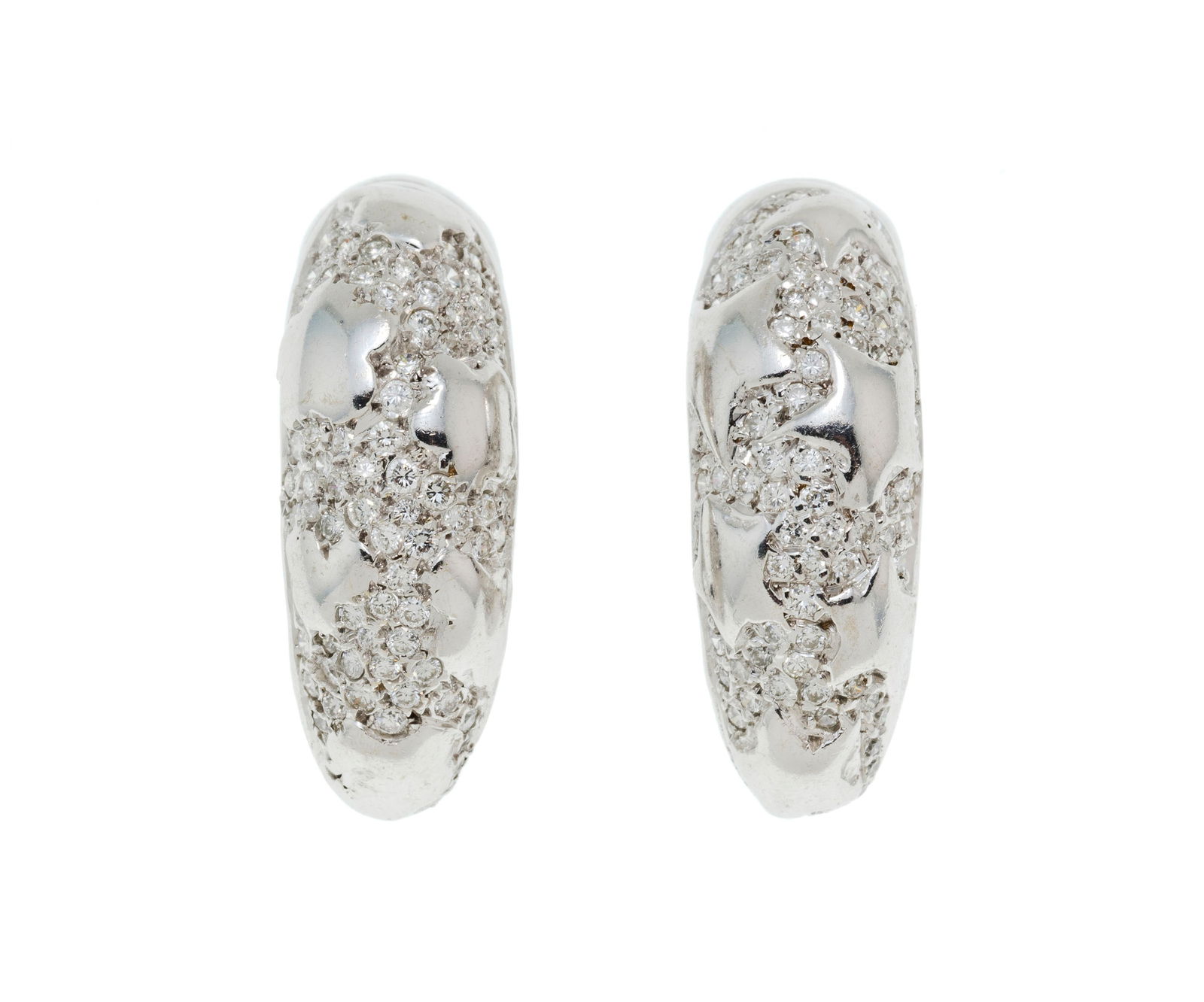 Paire de boucles d'oreilles or gris 750 serties de diamants taille brillant, h. 2.5 cm, 16g: Paire de boucles d'oreilles or gris 750 serties de diamants taille brillant, h. 2.5 cm, 16g ConditionMontures: Bon état de conservation général. Présence de nombreuses rayures et