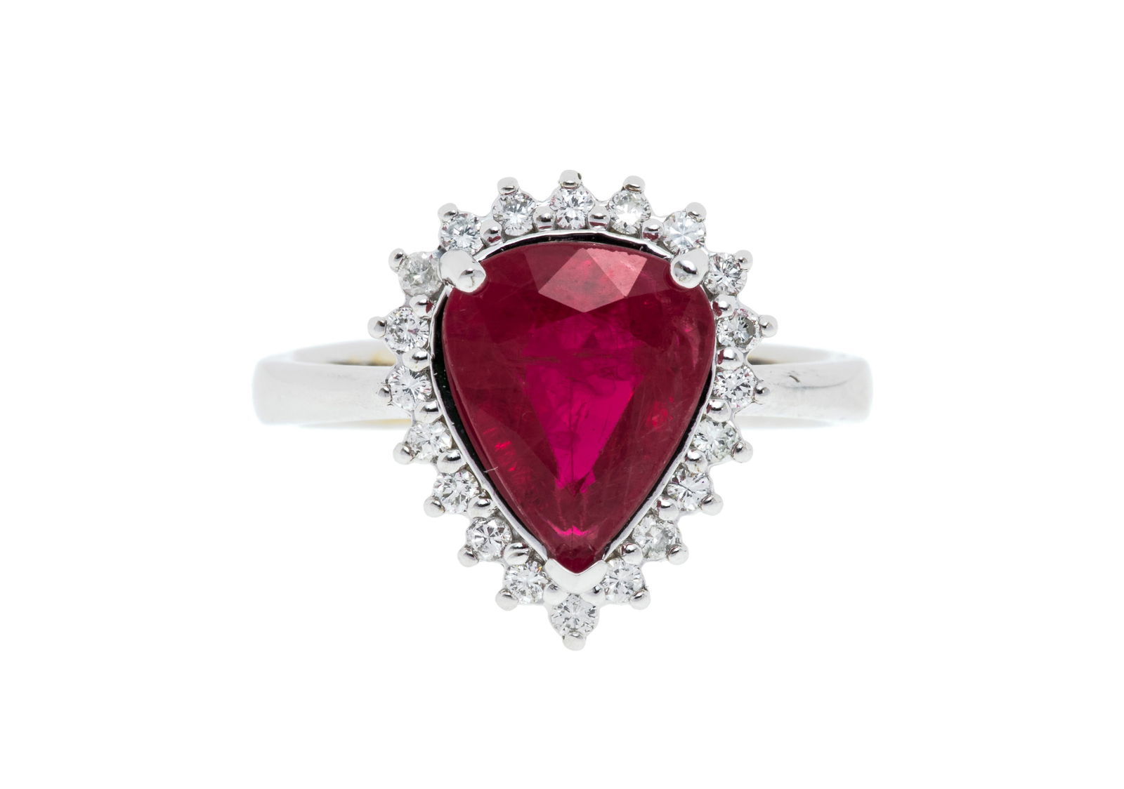 Bague or gris 750 sertie d'un rubis du Mozambique de 2.953 carats taille poire, chauffé, selon : Bague or gris 750 sertie d'un rubis du Mozambique de 2.953 carats taille poire, chauffé, selon le rapport Bellerophon n°B21400, daté du 01/03/2024, entouré de diamants taille