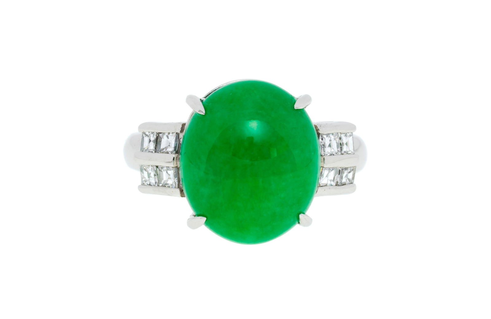 Bague platine sertie d'un cabochon de jadéite épaulé de diamants carrés, doigt 5: Bague platine sertie d'un cabochon de jadéite épaulé de diamants carrés, doigt 54-14, 12g ConditionTrès bon état de conservation général. 