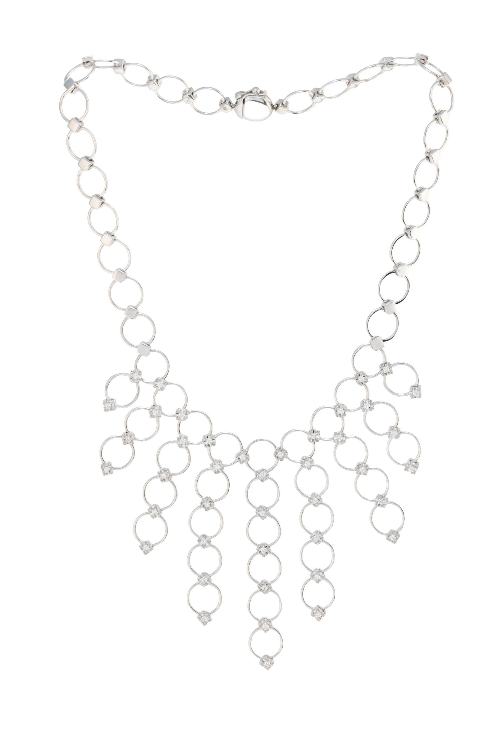 Gübelin, collier or gris 750 formé d'une multitude de maillons circulaires reliés par: Gübelin, collier or gris 750 formé d'une multitude de maillons circulaires reliés par des petits éléments carrés, certains sertis de diamants taille brillant, long. 40 cm