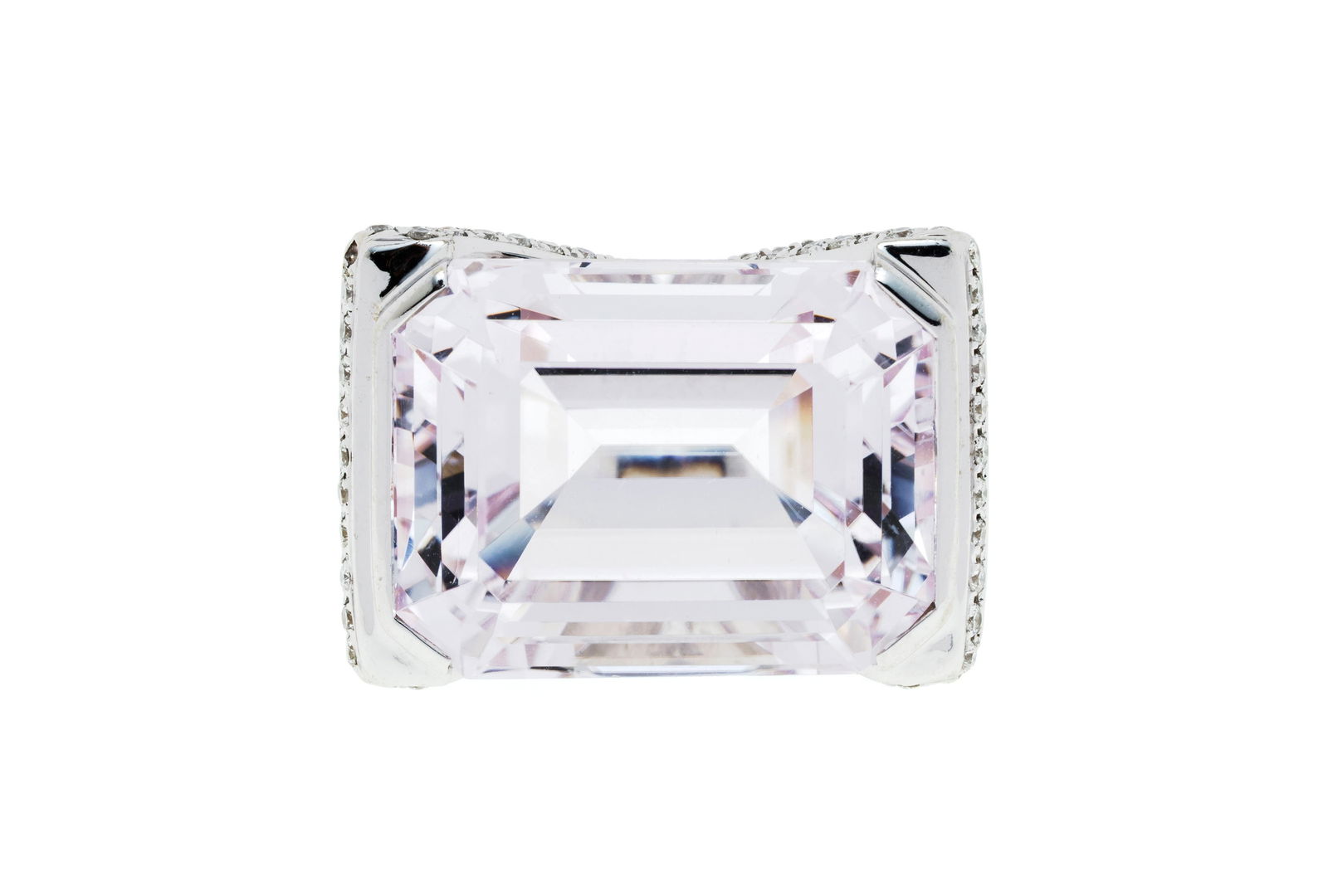 Bague or gris 750 pavée de diamants taille brillant et sertie d'une kunzite octogonale, doigt 5: Bague or gris 750 pavée de diamants taille brillant et sertie d'une kunzite octogonale, doigt 53-13, 18g Condition Monture: Bon état de conservation général. Présence de rayur