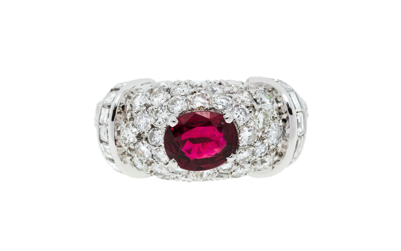 Bague or gris 750 sertie d'un rubis ovale sur un pavage de diamants taille brillant et baguette, doi (1 of 4)