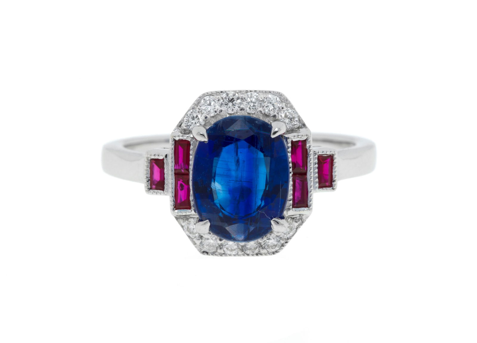 Bague or gris 750 ornée d'une kyanite taille ovale entourée de rubis taille rectangle et d: Bague or gris 750 ornée d'une kyanite taille ovale entourée de rubis taille rectangle et de diamants taille brillant, doigt 54-14 Condition Monture: Très bon état. Gemmes: B