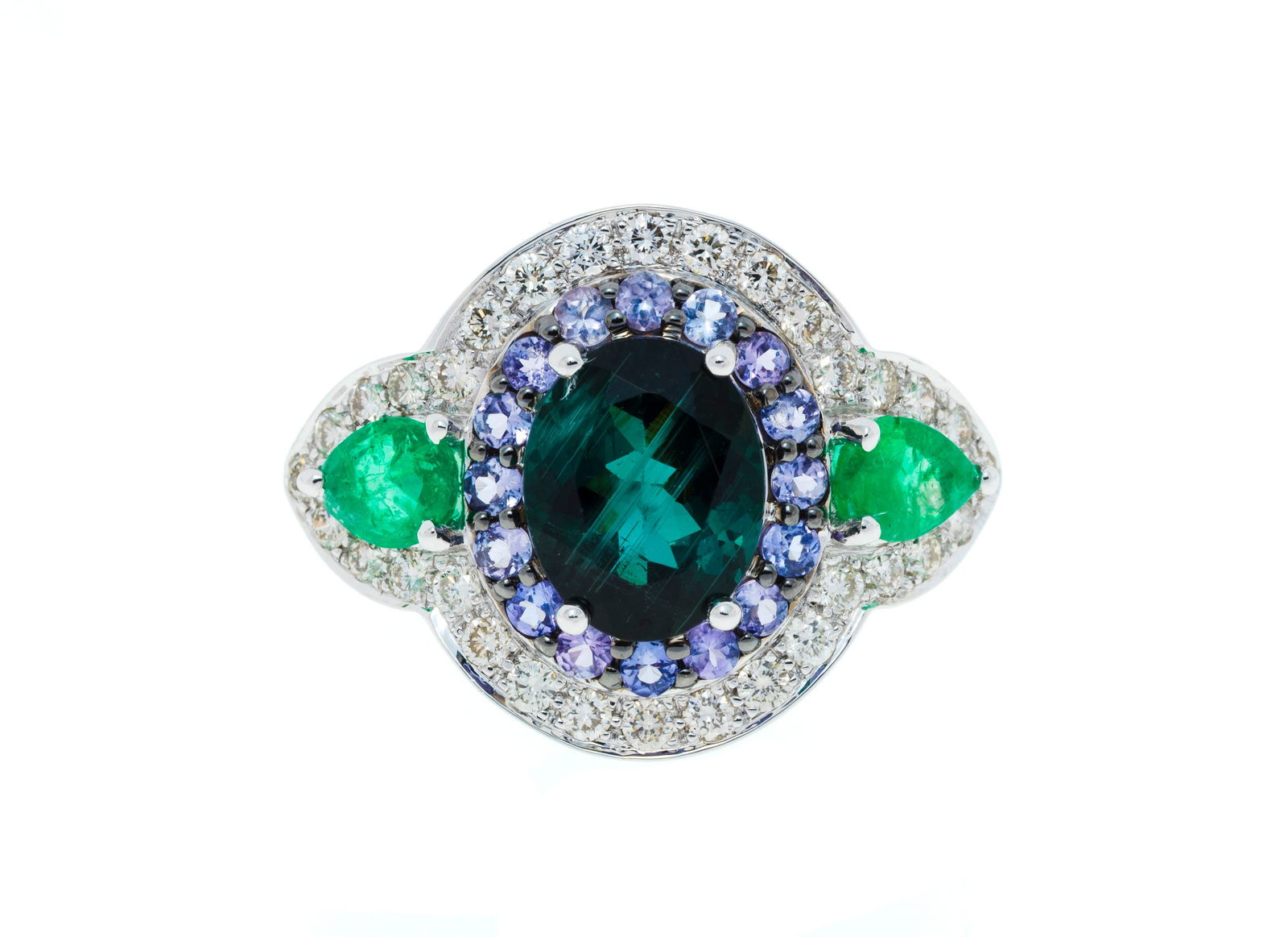 Bague or gris 750 ornée d'une tourmaline verte ovale et d'émeraudes taille poire entour: Bague or gris 750 ornée d'une tourmaline verte ovale et d'émeraudes taille poire entourées de tanzanites et de diamants taille brillant, doigt 53-13 Condition Très bon état g&
