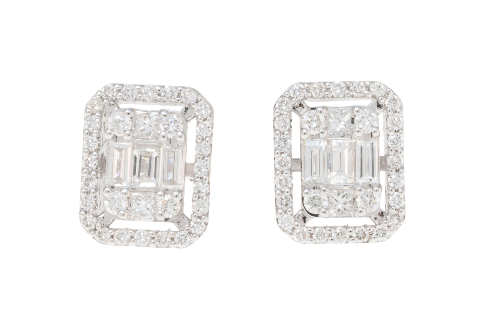 Paire de clous d'oreilles "Illusion" or gris 750 sertis de diamants taille brillant et baguette, h. : Paire de clous d'oreilles "Illusion" or gris 750 sertis de diamants taille brillant et baguette, h. 1.1 cm Condition Très bon état général.