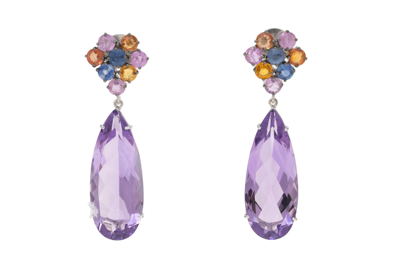 Paire de pendants d'oreilles or gris 750 sertis de saphirs de couleur taille rond retenant des am: Paire de pendants d'oreilles or gris 750 sertis de saphirs de couleur taille rond retenant des améthystes piriformes, h. 4.6 cm Condition Très bon état de conservation général