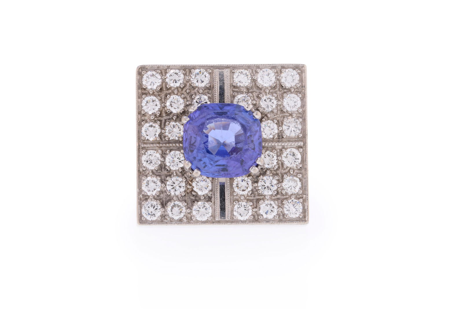 Bague or gris 750 à base carrée sertie d'une tanzanite taille coussin sur un pavage de dia: Bague or gris 750 à base carrée sertie d'une tanzanite taille coussin sur un pavage de diamants taille brillant, doigt 58-18, 20g Condition Monture: Bon état de conservation gén