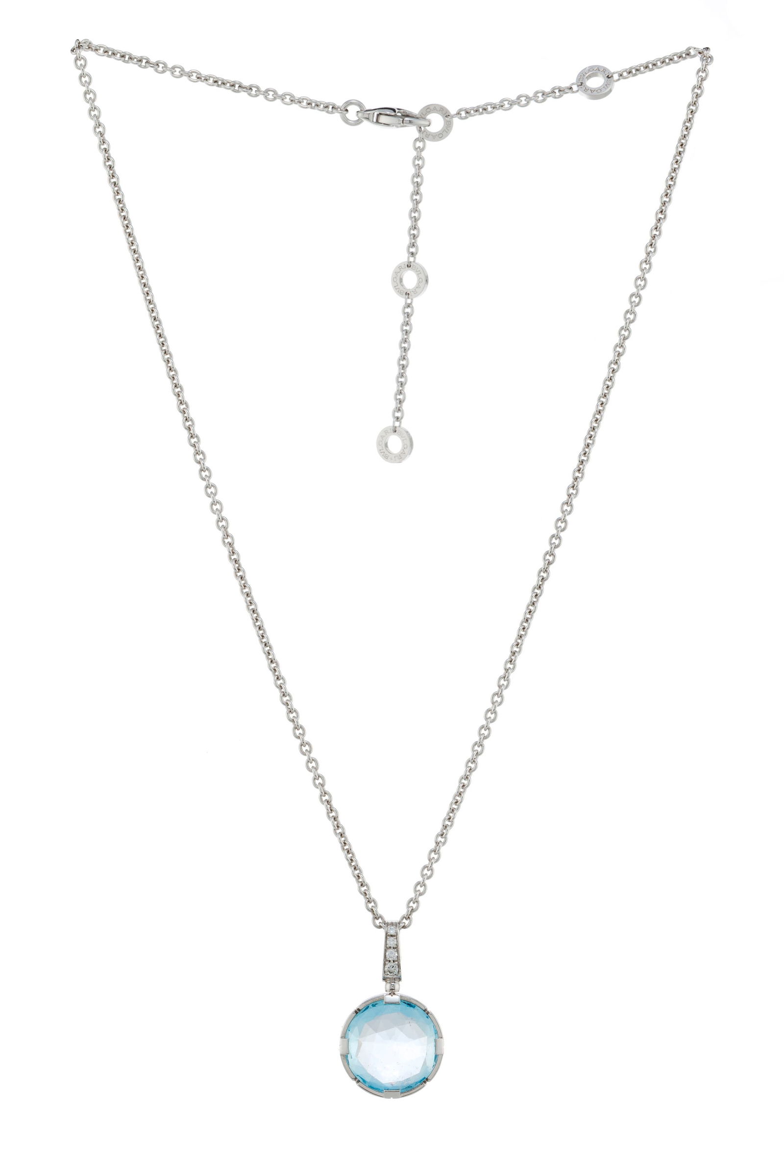 Bulgari, pendentif or gris 750 serti d'une topaze facettée surmontée de diamants taille br: Bulgari, pendentif or gris 750 serti d'une topaze facettée surmontée de diamants taille brillant, sur sa chaîne en or gris 750 à maille forçat, signés, h. 2.3 cm, long. 3