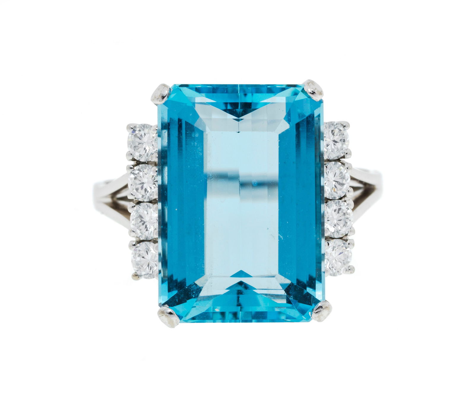 Bague or gris 750 sertie d'une aigue-marine taille émeraude épaulée de diamants taill: Bague or gris 750 sertie d'une aigue-marine taille émeraude épaulée de diamants taille brillant, doigt 56-16 Condition Monture: Bon état, présence de rayures et de micro rayur