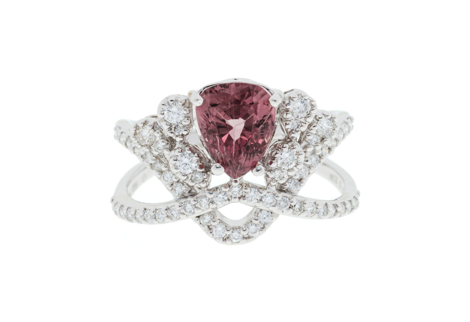 Bague or gris 750 sertie d'un saphir non chauffé rose-orangé taille poire de 2.34 carats s: Bague or gris 750 sertie d'un saphir non chauffé rose-orangé taille poire de 2.34 carats selon le short report AGA n°AGA-2507-15824 daté du 09/07/25, rehaussé de diamants tail