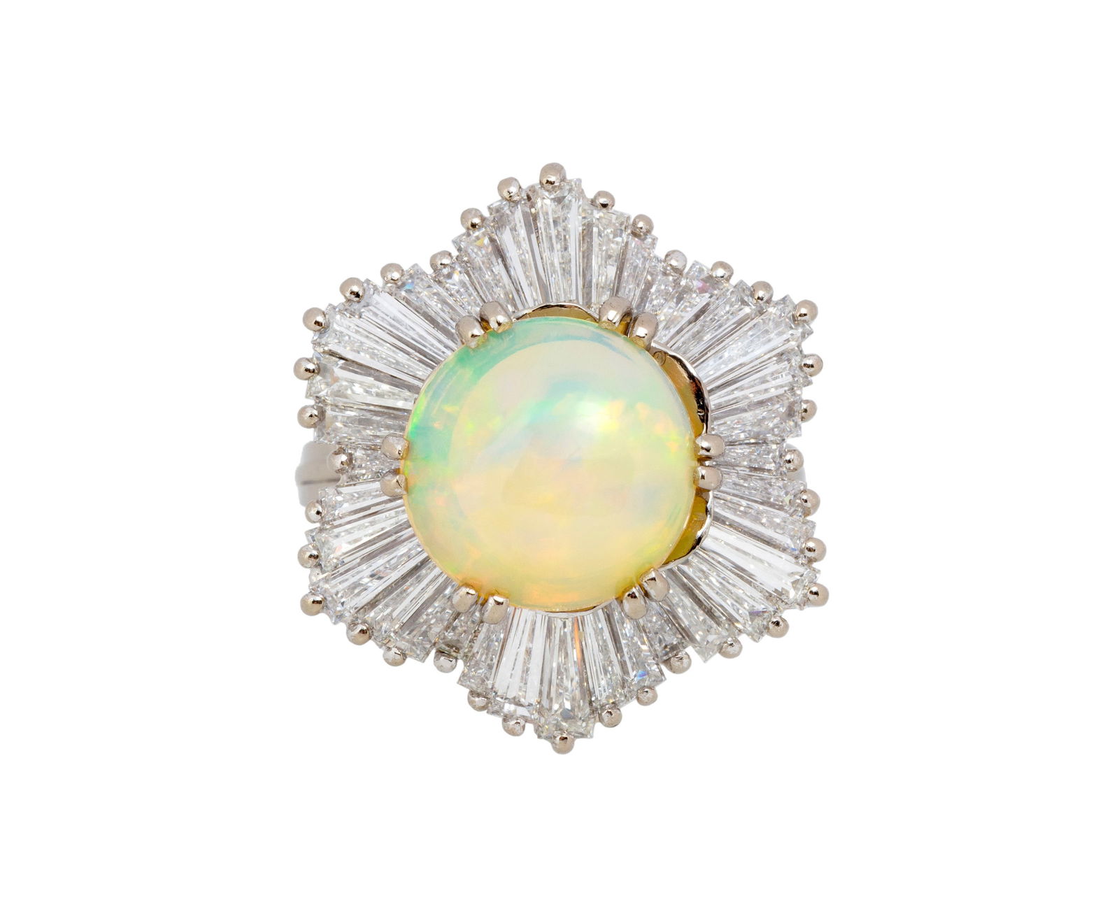 Bague or gris 750 sertie d'une opale blanche entourée de diamants taille trapèze, doigt 51: Bague or gris 750 sertie d'une opale blanche entourée de diamants taille trapèze, doigt 51-11, 9g Condition Monture: Bon à très bon état de conservation général.