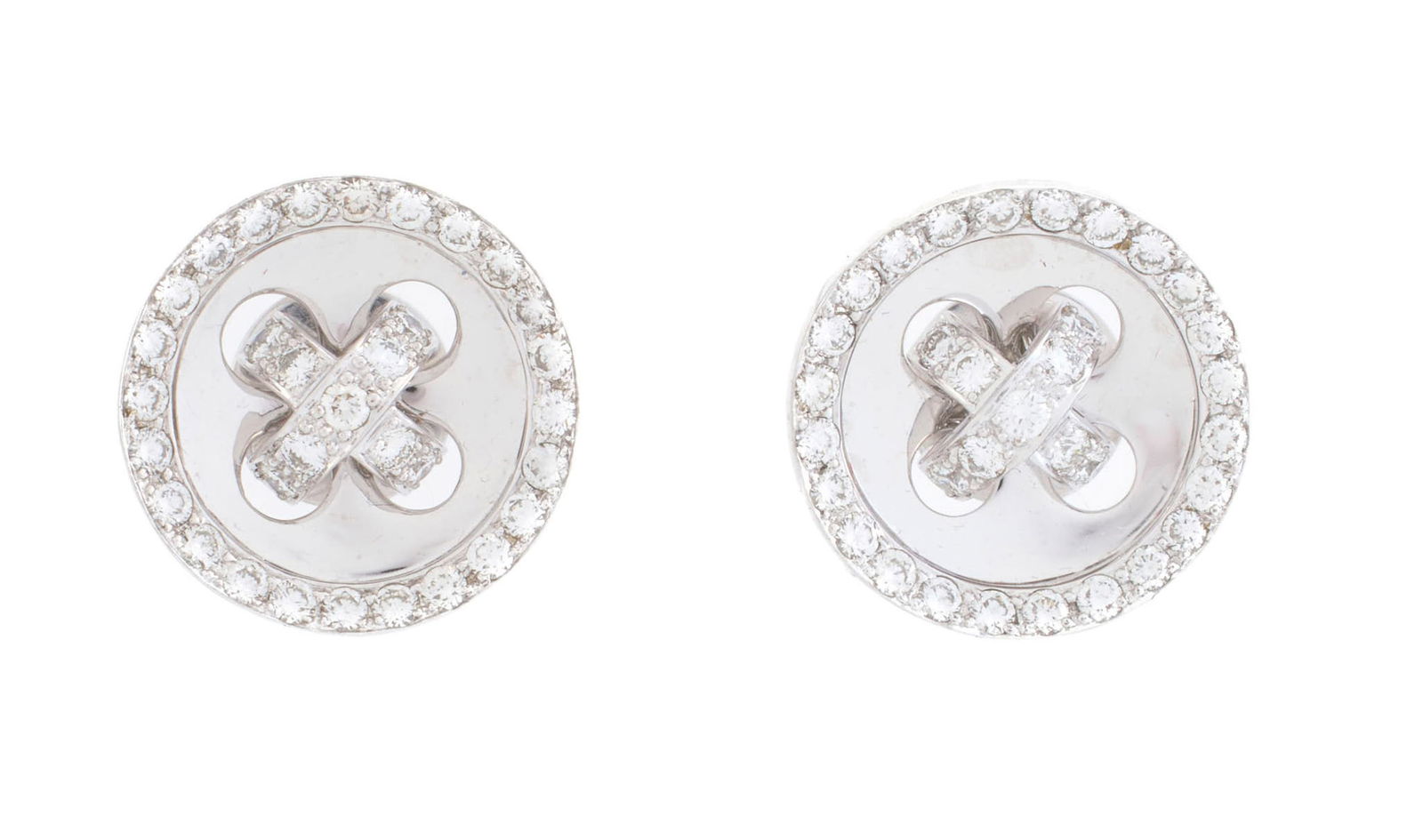 Paire de clous d'oreilles or gris 750 stylisant des boutons sertis de diamants taille brillant, h. 2: Paire de clous d'oreilles or gris 750 stylisant des boutons sertis de diamants taille brillant, h. 2 cm, 12g ConditionTrès bon état de conservation général. 